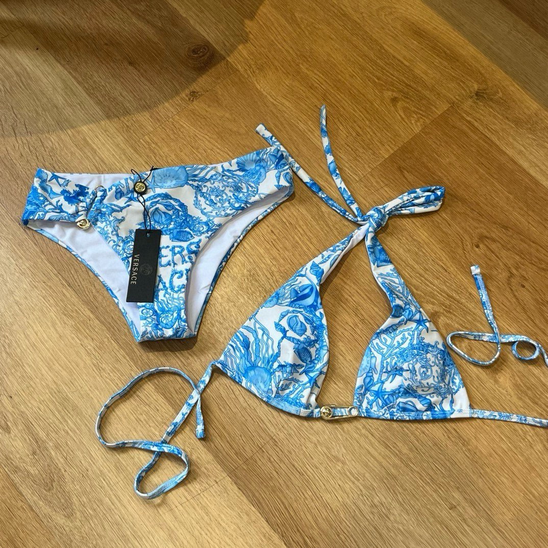 🆕
范思哲新款分体泳衣😍🥰适合多种场景的游泳衣🏊‍♀️海边 游泳池 温泉 水上乐园 漂流都可以😌内搭也完