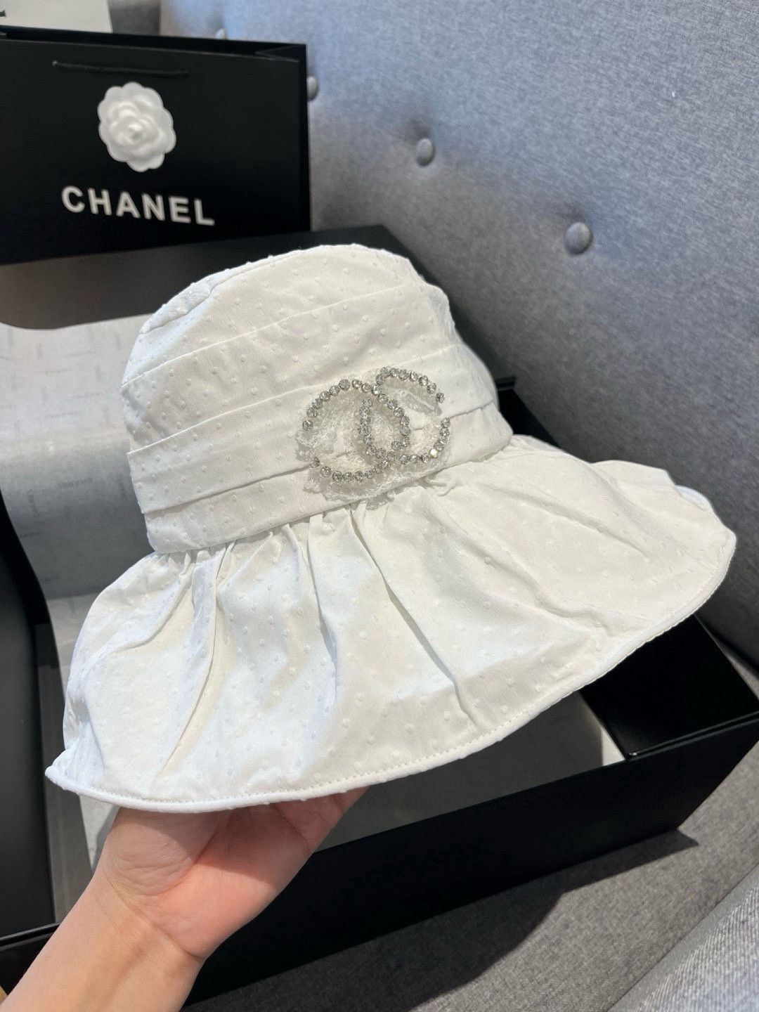 NO:362498,Chanel Chanel new ruffled sun hat, UV-proof inner lining, head circumference 57cm hat, straw hat, fisherman hat, baseball hat, knit hat, chanel, chanel, espadrilles, hatsChanel香奈儿新款荷叶边遮阳帽、防紫外线内里,头围57cm帽子草帽渔夫帽棒球帽针织帽,帽子,chanel,chanel,espadrilles,hats,hat