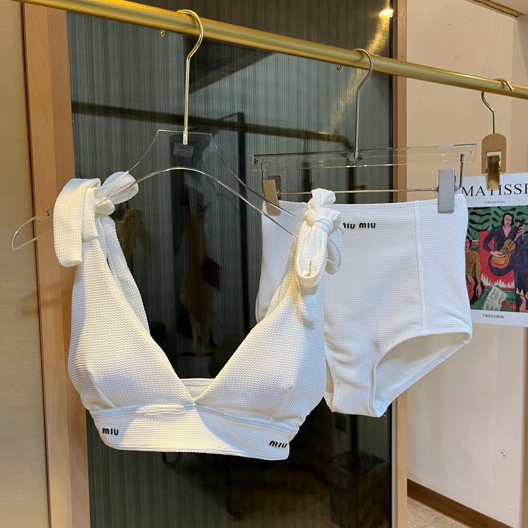 。
缪缪miumiu新款比基尼中古套装 吊带背心+三角打底裤分体泳衣，蓝色。白色S M L