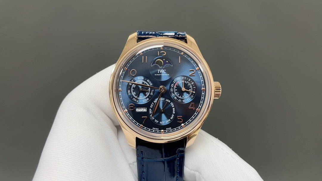 NO:924302,White case, gold case, GR Factory new product IWC Portuguese series K perpetual calendar watch, the most complex watch in the replica world, all functions are synchronized with the original, and all function adjustments are controlled by the crown. 1 [Function introduction] Sun, moon and stars at 12 o'clock, independent small second hand and day hand display at 9 o'clock, month hand at 6 o'clock, and linked to the year display at 7 o'clock, which jumps every 12 months. At 3 o'clock, it is the most classic power display hand and date display.  2 [Fine workmanship] The shell adopts the same three-piece structure as the original, with brushed middle, polished upper and lower shells, and a high-cost pot-lid-shaped sapphire for the mirror surface, which improves the texture. 3 [Movement performance] Size 42.2mm  4 [Notes] Because the perpetual calendar module is very complex, the time will be adjusted before shipment. Customers can just wind it up and wear it after receiving it. Please do not adjust it easily. Due to the upgrade function of the movement, 0-6 am is a restricted area. When adjustment is really needed, first set the time to 6 o'clock before debugging other functions. For the best luxury gift recommendation, please look for the exclusive quality of GR, iwc19860909GR 出品 白壳 金壳  GR Factory 新品 万国 IWC 葡萄牙系列K 万年历腕表,复刻界最复杂的腕表,所有功能同步原装,所有功能调节通过把头控制. 1【功能介绍】12点日月星辰,9点钟独立小秒针和星期指针显示,6点钟月份指针,同时联动7点钟位置的年份显示,每12个月年份跳动一下,3点钟则是最经典的动力显示指针和日期显示. 2【做工精细】外壳采用原版同样的三件套结构,中间拉丝,上下壳为抛光,镜面采用高成本的锅盖形蓝宝石,使其质感提升 3【机芯性能】尺寸42.2mmX14.9mm,机芯采用日本进口机芯,高效稳定,动力时间长达72小时以上,进行加装复杂的万年历模块,而且同步所有功能实现同步原装通过把头调节. 4【注意事项】由于万年历模块十分复杂在出货前都会调准时间,客户收到直接上链上手佩戴即可,请不要轻易乱调,由于机芯加装升级功能,凌晨0-6点为禁区.确实需要调节时,先把时间调到6点后再调试其他功能.送礼最佳奢华推荐请认准GR独家品质,,iwc,Watch