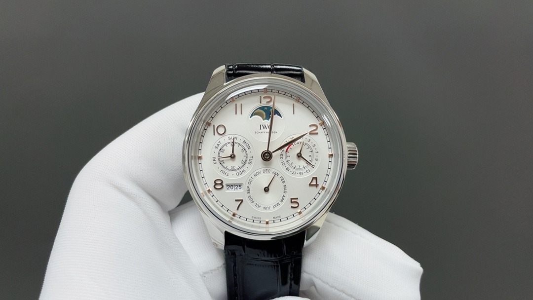 NO:860001,White case, gold case, GR Factory new product IWC Portuguese series K perpetual calendar watch, the most complex watch in the replica world, all functions are synchronized with the original, and all function adjustments are controlled by the crown. 1 [Function introduction] Sun, moon and stars at 12 o'clock, independent small second hand and day hand display at 9 o'clock, month hand at 6 o'clock, and linked to the year display at 7 o'clock, which jumps every 12 months. At 3 o'clock, it is the most classic power display hand and date display.  2 [Fine workmanship] The shell adopts the same three-piece structure as the original, with brushed middle, polished upper and lower shells, and a high-cost pot-lid-shaped sapphire for the mirror surface, which improves the texture. 3 [Movement performance] Size 42.2mm  4 [Notes] Because the perpetual calendar module is very complex, the time will be adjusted before shipment. Customers can just wind it up and wear it after receiving it. Please do not adjust it easily. Due to the upgrade function of the movement, 0-6 am is a restricted area. When adjustment is really needed, first set the time to 6 o'clock before debugging other functions. For the best luxury gift recommendation, please look for the exclusive quality of GR, iwc19860909GR 出品 白壳 金壳  GR Factory 新品 万国 IWC 葡萄牙系列K 万年历腕表,复刻界最复杂的腕表,所有功能同步原装,所有功能调节通过把头控制. 1【功能介绍】12点日月星辰,9点钟独立小秒针和星期指针显示,6点钟月份指针,同时联动7点钟位置的年份显示,每12个月年份跳动一下,3点钟则是最经典的动力显示指针和日期显示. 2【做工精细】外壳采用原版同样的三件套结构,中间拉丝,上下壳为抛光,镜面采用高成本的锅盖形蓝宝石,使其质感提升 3【机芯性能】尺寸42.2mmX14.9mm,机芯采用日本进口机芯,高效稳定,动力时间长达72小时以上,进行加装复杂的万年历模块,而且同步所有功能实现同步原装通过把头调节. 4【注意事项】由于万年历模块十分复杂在出货前都会调准时间,客户收到直接上链上手佩戴即可,请不要轻易乱调,由于机芯加装升级功能,凌晨0-6点为禁区.确实需要调节时,先把时间调到6点后再调试其他功能.送礼最佳奢华推荐请认准GR独家品质,,iwc,Watch