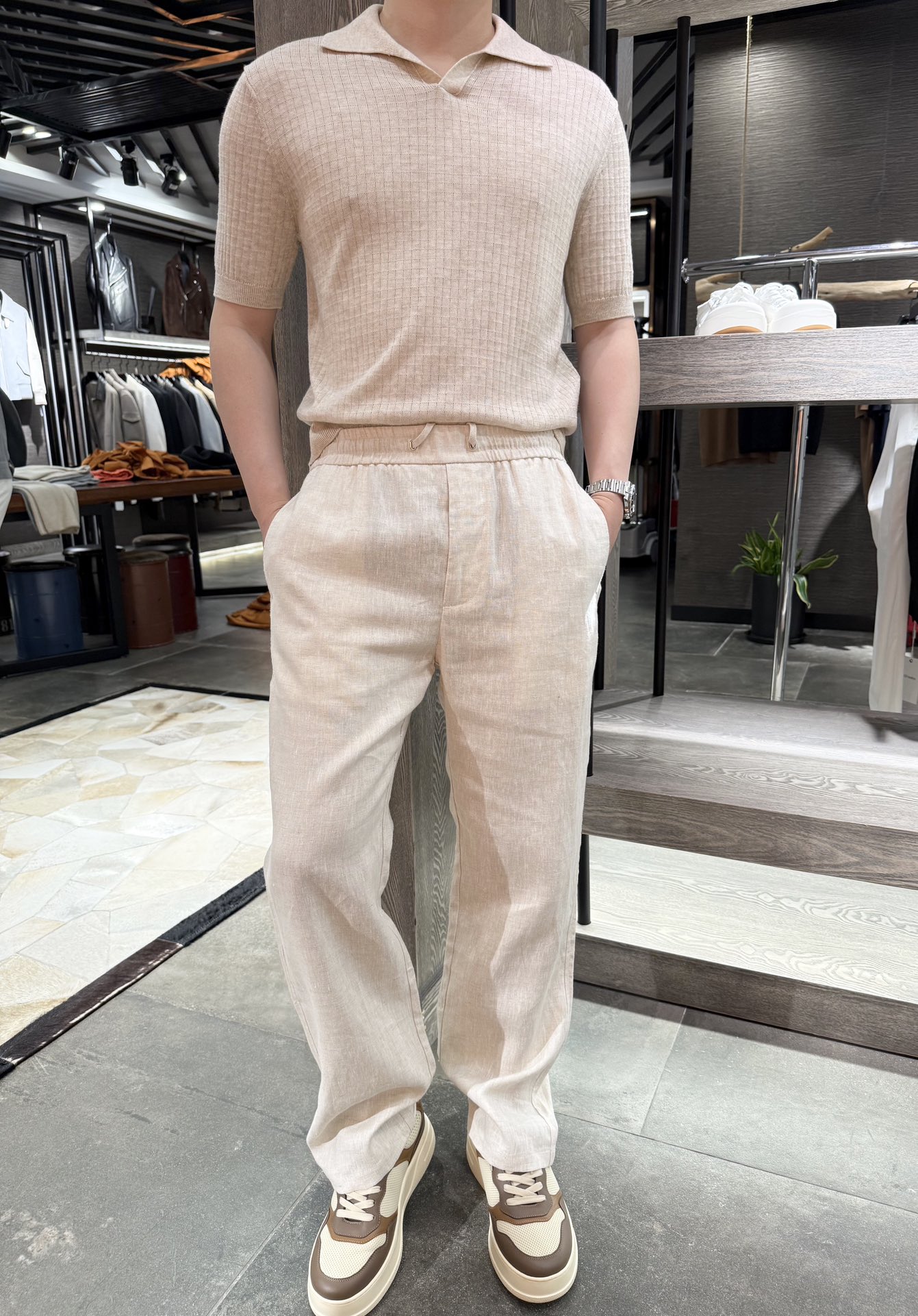 NO:506524,LP-The must-have linen casual pants for summer are here!  Old Qian style, straight loose style, free and casual, bid farewell to the sultry constraints. The drawstring design can adjust the waist circumference at will, which is convenient and practical. The linen material is breathable and sweat-absorbing. Whether it is daily going out on the street or home leisure, it can be easily controlled, bringing you a comfortable wearing experience. S-2Xl (model 180/140 wears M, with Hong Kong Lane Crawford gift box packaging), loro piano, alexander wang19860909LP-夏日必备的亚麻休闲裤来啦！老钱风,直筒宽松版型,自在随性,告别闷热束缚.抽绳设计可随心调节腰围,方便又实用.亚麻材质,透气又吸汗,无论是日常出街还是居家休闲,都能轻松驾驭,给你带来舒适的穿着体验.码数S-2Xl（模特180/140穿M,配香港连卡佛礼盒包装）,,loro piana,alexander wang,Men's clothing