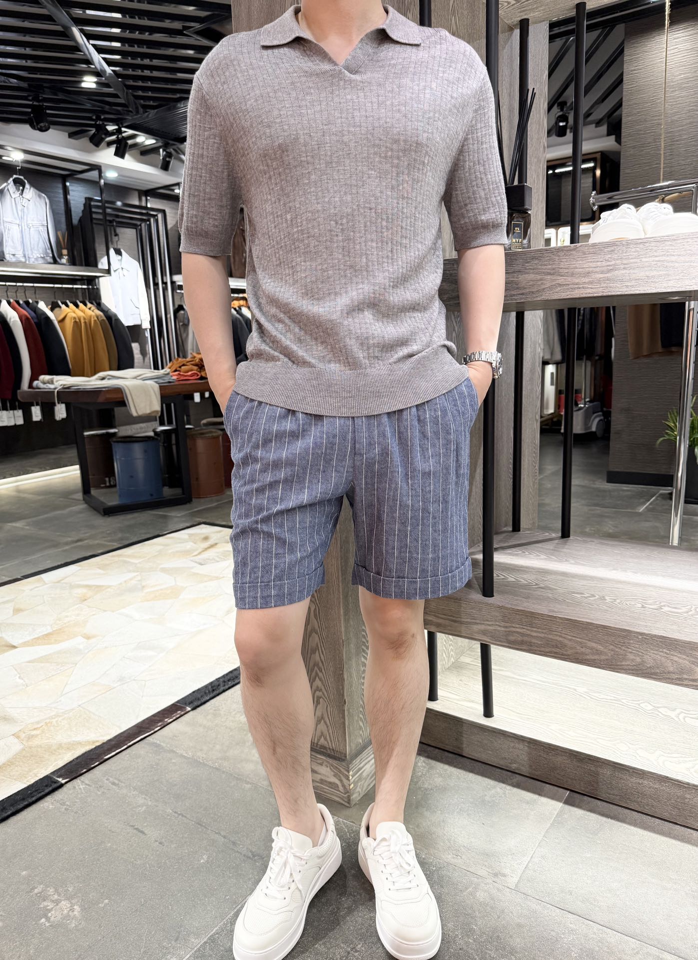 NO:506525,LP-Spring and summer fashion Polo neck short-sleeved T-shirt with a simple and classic design. The delicate plaid woven texture adds texture and details. The fabric contains Lycel, acrylic, wool, nylon and mulberry silk, which takes into account comfort and quality, soft, skin-friendly and breathable, high-end and fashionable upper body, and is a practical and fashionable item in the wardrobe. S-2XL (model 180/140 wears M, with Hong Kong Lane Crawford gift box packaging), loro piano, T-shirt, tees, t-shirt, alexander wang19860909LP-春夏时尚Polo领短袖T恤,有着简约而经典的设计.细腻的格纹编织纹理,增添质感与细节.面料含莱赛尔、腈纶、绵羊毛、锦纶和桑蚕丝等成分,兼顾舒适与品质,柔顺亲肤透气,上身高级时尚,是衣橱中实用又时尚的单品.码数S-2XL（模特180/140穿M,配香港连卡佛礼盒包装）,,loro piana,T-shirt,tees，t-shirt,alexander wang,Men's clothing