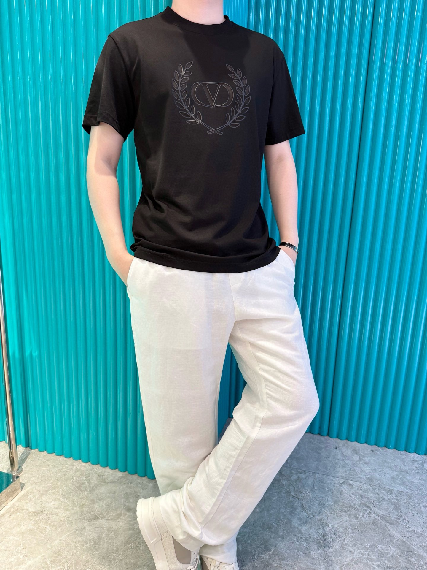 NO:506501,Valentino - the latest T-shirt shipment in 2025, hot-selling items in Europe and the United States!  Selected Italian imported brand European cotton fabrics, the brand logo on the chest is matched with the latest design, highlighting fashion!  Number of codes 48-56 (model 180/140 wears 50, with Hong Kong Lane Crawford gift box packaging), valentino,tees, t-shirt,alexander wang19860909华伦天奴-2025最新T恤出货 欧美热销单品！精选意大利进口品牌欧货棉面料,胸口的品牌标志搭配最新的设计,彰显时尚 ！码数48-56（模特180/140穿50,配香港连卡佛礼盒包装）,,valentino,tees，t-shirt,alexander wang,Men's clothing