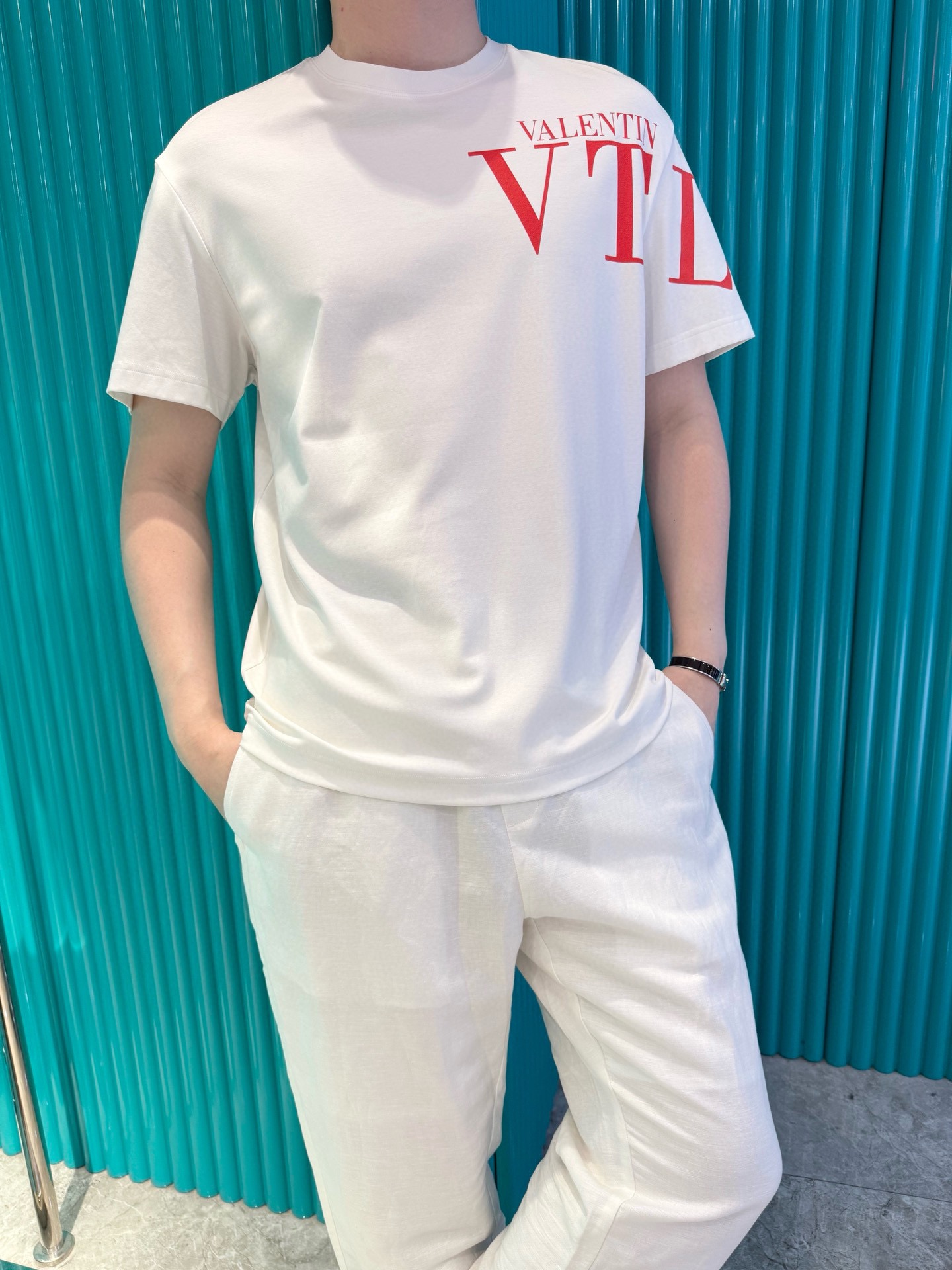 NO:506505,Valentino - the latest T-shirt shipment in 2025, hot-selling items in Europe and the United States!  Selected Italian imported brand European cotton fabrics, the brand logo on the shoulders is matched with the latest design, highlighting fashion!  Number of codes 48-56 (model 180/140 wears 50, with Hong Kong Lane Crawford gift box packaging), valentino,tees, t-shirt,alexander wang19860909华伦天奴-2025最新T恤出货 欧美热销单品！精选意大利进口品牌欧货棉面料,肩膀的品牌标志搭配最新的设计,彰显时尚 ！码数48-56（模特180/140穿50,配香港连卡佛礼盒包装）,,valentino,tees，t-shirt,alexander wang,Men's clothing