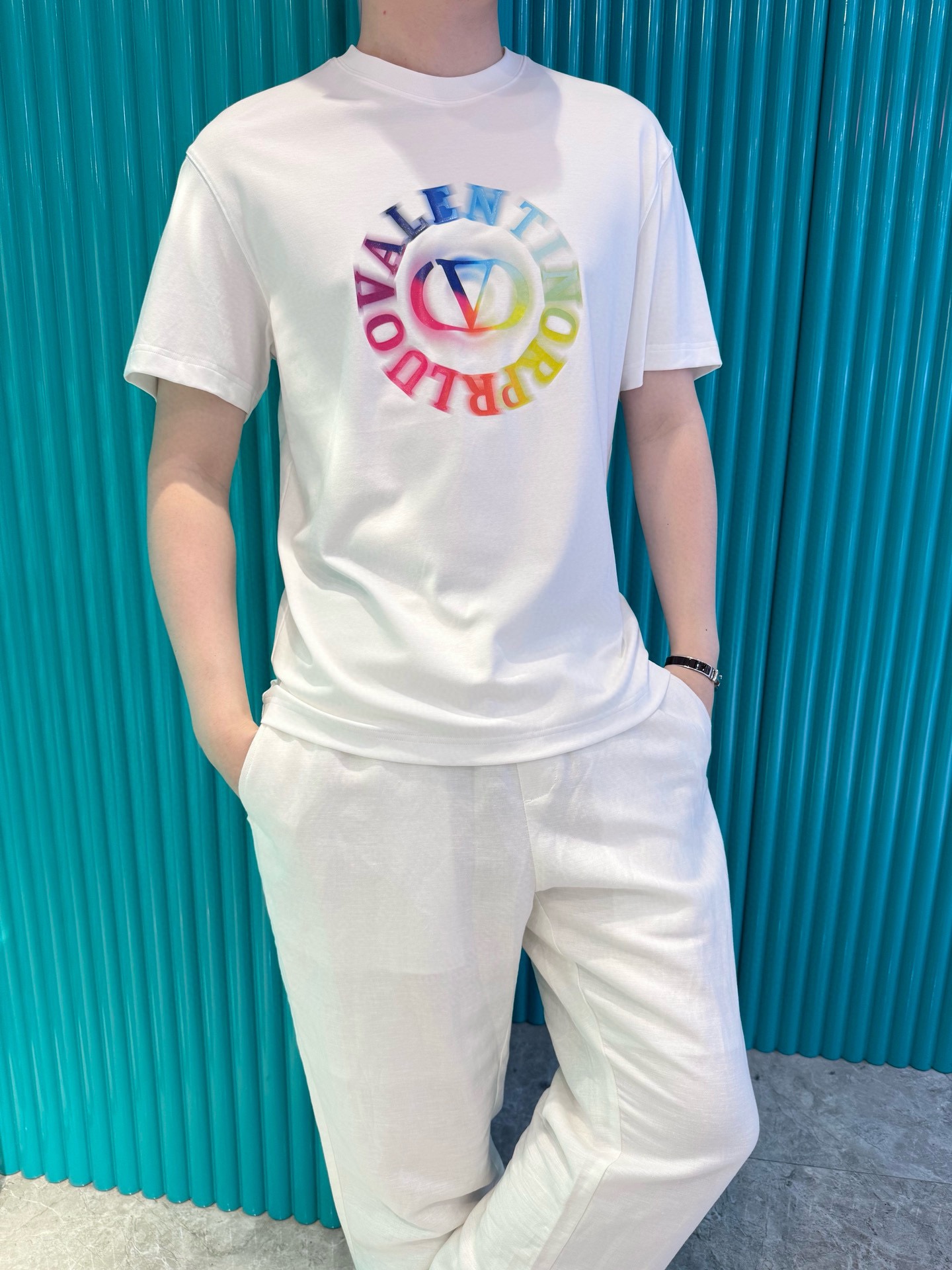 NO:506509,Valentino - the latest T-shirt shipment in 2025, hot-selling items in Europe and the United States!  Selected Italian imported brand European cotton fabrics, the brand logo on the chest is matched with the latest design, highlighting fashion!  Number of codes 48-56 (model 180/140 wears 50, with Hong Kong Lane Crawford gift box packaging), valentino,tees, t-shirt,alexander wang19860909华伦天奴-2025最新T恤出货 欧美热销单品！精选意大利进口品牌欧货棉面料,胸口的品牌标志搭配最新的设计,彰显时尚 ！码数48-56（模特180/140穿50,配香港连卡佛礼盒包装）,,valentino,tees，t-shirt,alexander wang,Men's clothing