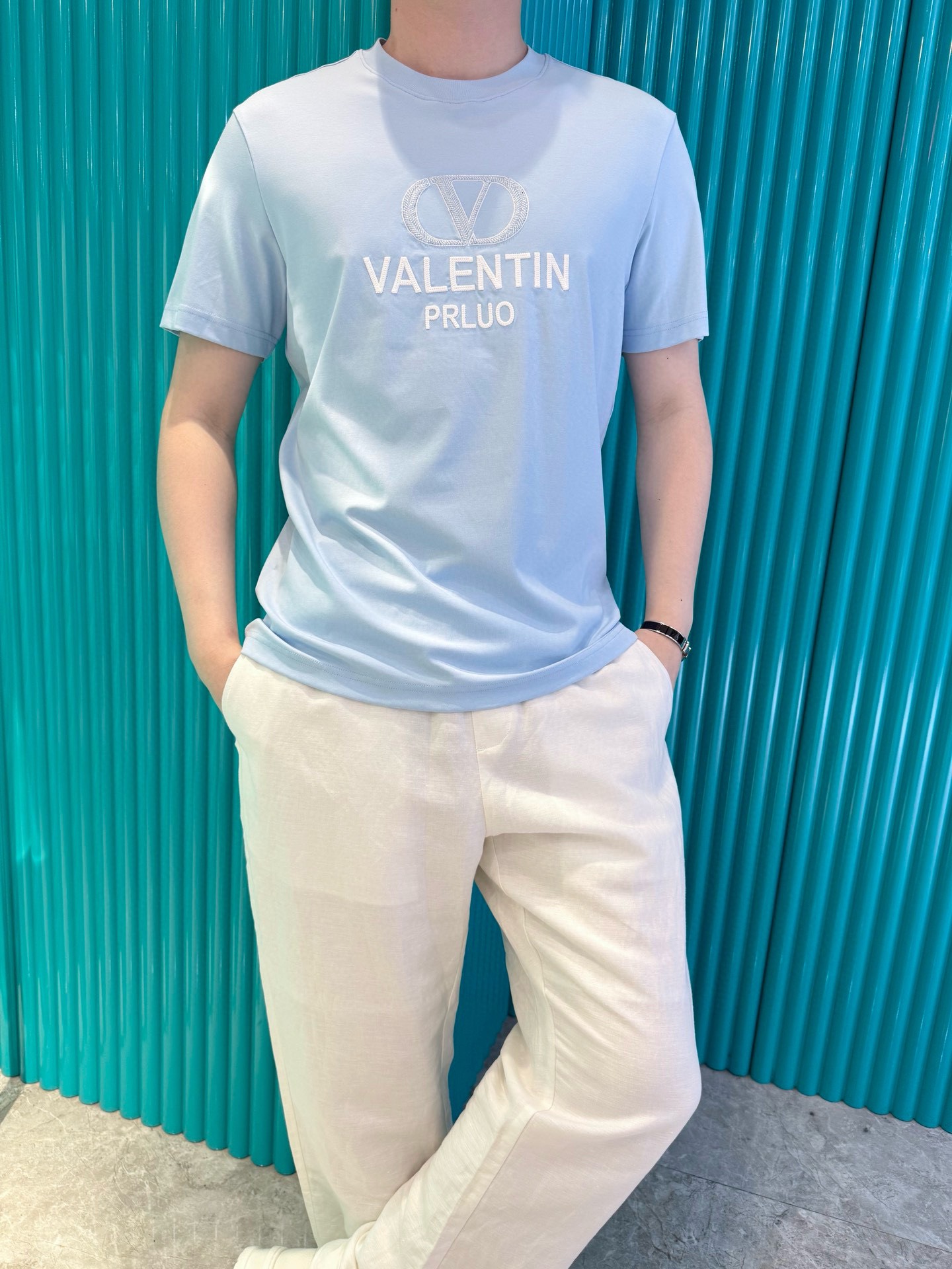 NO:506513,Valentino - the latest T-shirt shipment in 2025, hot-selling items in Europe and the United States!  Selected Italian imported brand European cotton fabrics, the beaded brand logo on the chest is matched with the latest design, highlighting fashion!  Number of codes 48-56 (model 180/140 wears 50, with Hong Kong Lane Crawford gift box packaging), valentino,tees, t-shirt,alexander wang19860909华伦天奴-2025最新T恤出货 欧美热销单品！精选意大利进口品牌欧货棉面料,胸口的钉珠品牌标志搭配最新的设计,彰显时尚 ！码数48-56（模特180/140穿50,配香港连卡佛礼盒包装）,,valentino,tees，t-shirt,alexander wang,Men's clothing