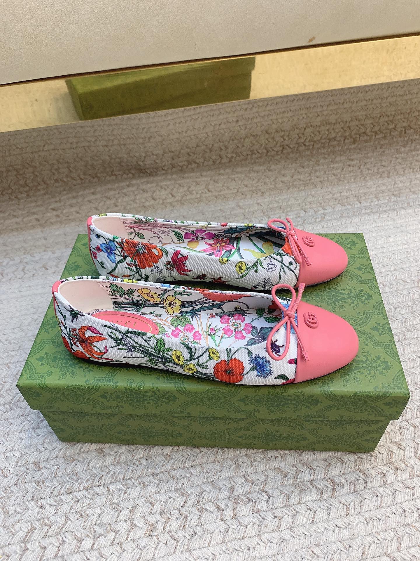 Title: New Gucci Ballet Shoes with Sheepskin and Real Leather Bottom Summary: Gucci’s latest ballet shoes feature premium sheepskin, real leather bottom, and sizes 35-39. - 图片 2
