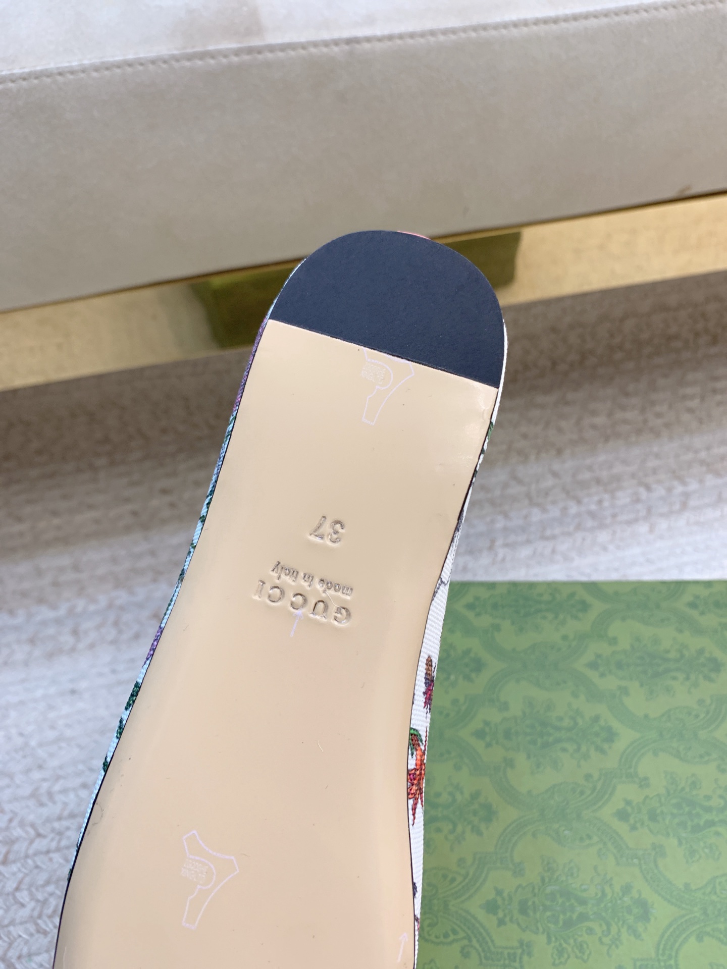 Title: New Gucci Ballet Shoes with Sheepskin and Real Leather Bottom Summary: Gucci’s latest ballet shoes feature premium sheepskin, real leather bottom, and sizes 35-39. - 图片 7
