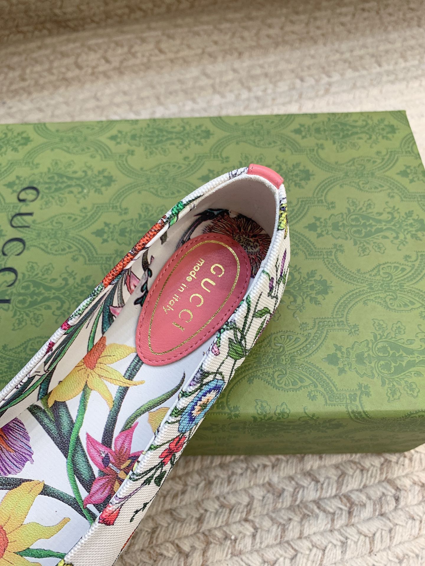 Title: New Gucci Ballet Shoes with Sheepskin and Real Leather Bottom Summary: Gucci’s latest ballet shoes feature premium sheepskin, real leather bottom, and sizes 35-39. - 图片 5