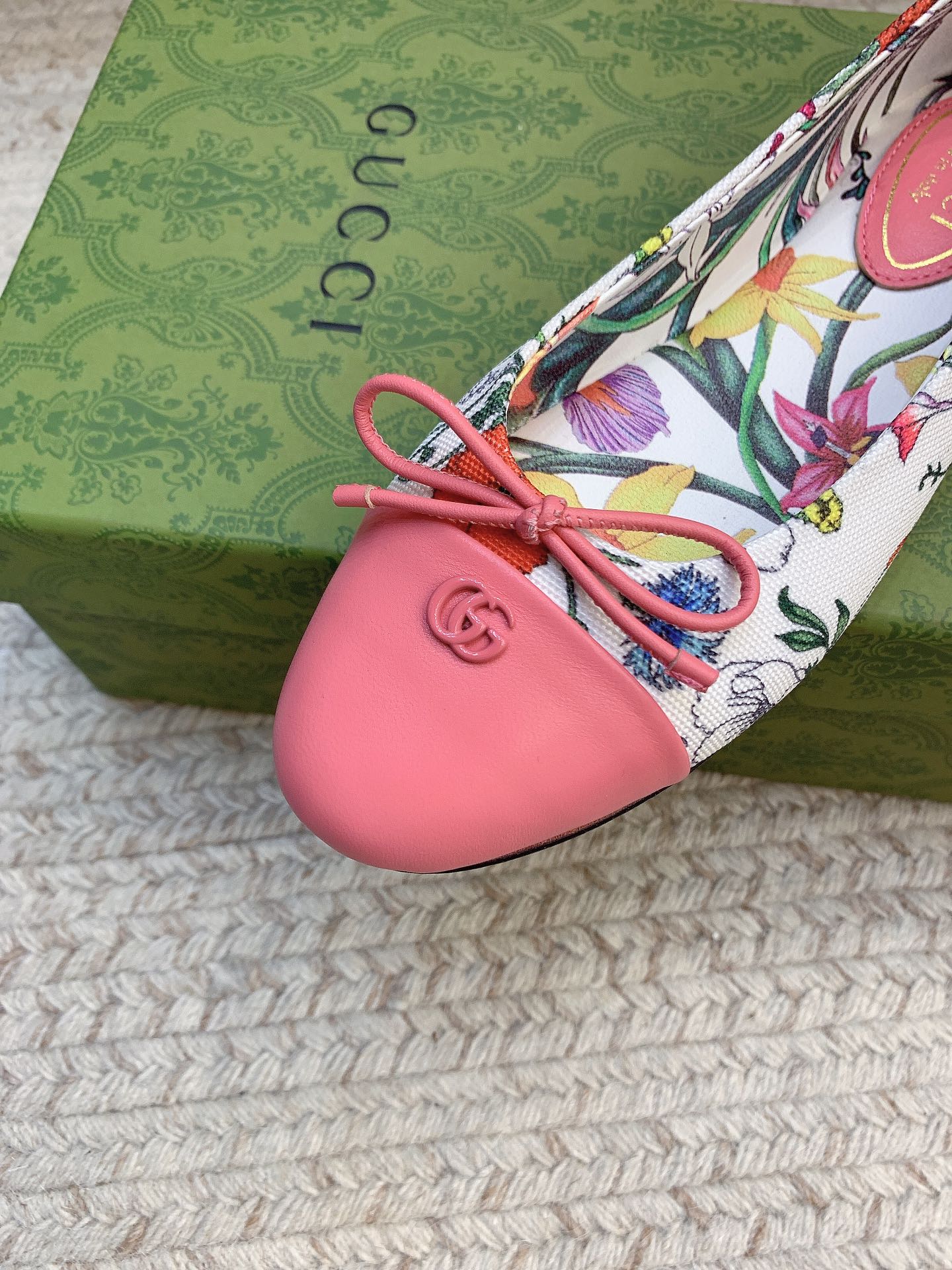 Title: New Gucci Ballet Shoes with Sheepskin and Real Leather Bottom Summary: Gucci’s latest ballet shoes feature premium sheepskin, real leather bottom, and sizes 35-39. - 图片 4