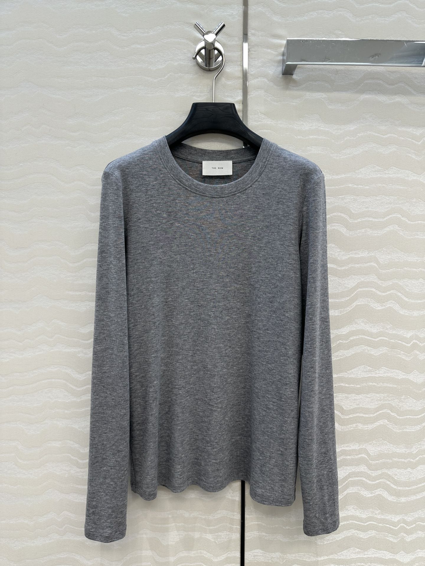 Elegante Camiseta de Manga Larga The Row: Comodidad y Estilo en Gris