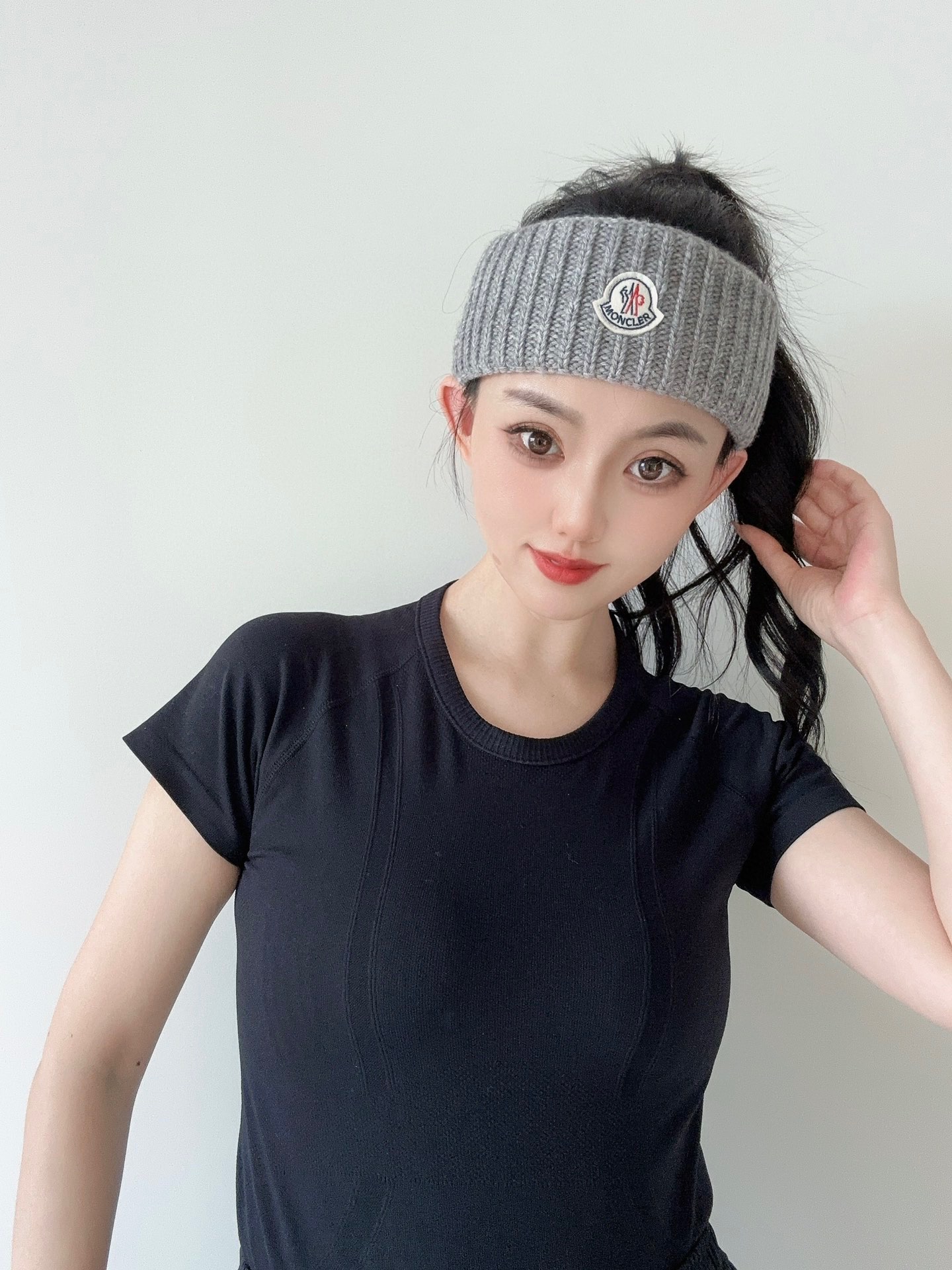 p68 MONCLER蒙口 官网发带，温柔而坚韧的针织发带之美 健身发带，造型发带！无论运动还是健身，出门旅游还是造型设计，都是唯一少不了的时尚搭配！拥有它，等于给自己增添许多色彩，更显青春活力与气质！
