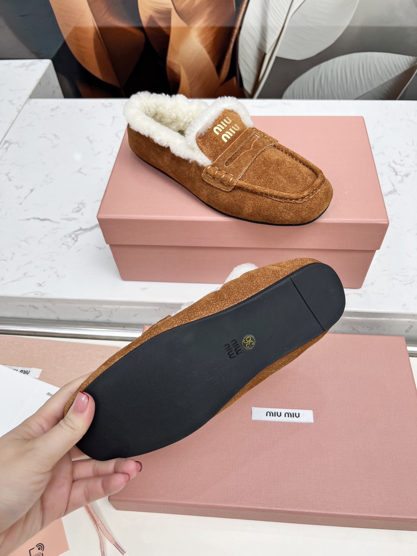 “Stylish P552MiuMi/Mumu 25 New Autumn Winter Shoes: Cowhide, Wool, and Comfort in Every Step” - 图片 9