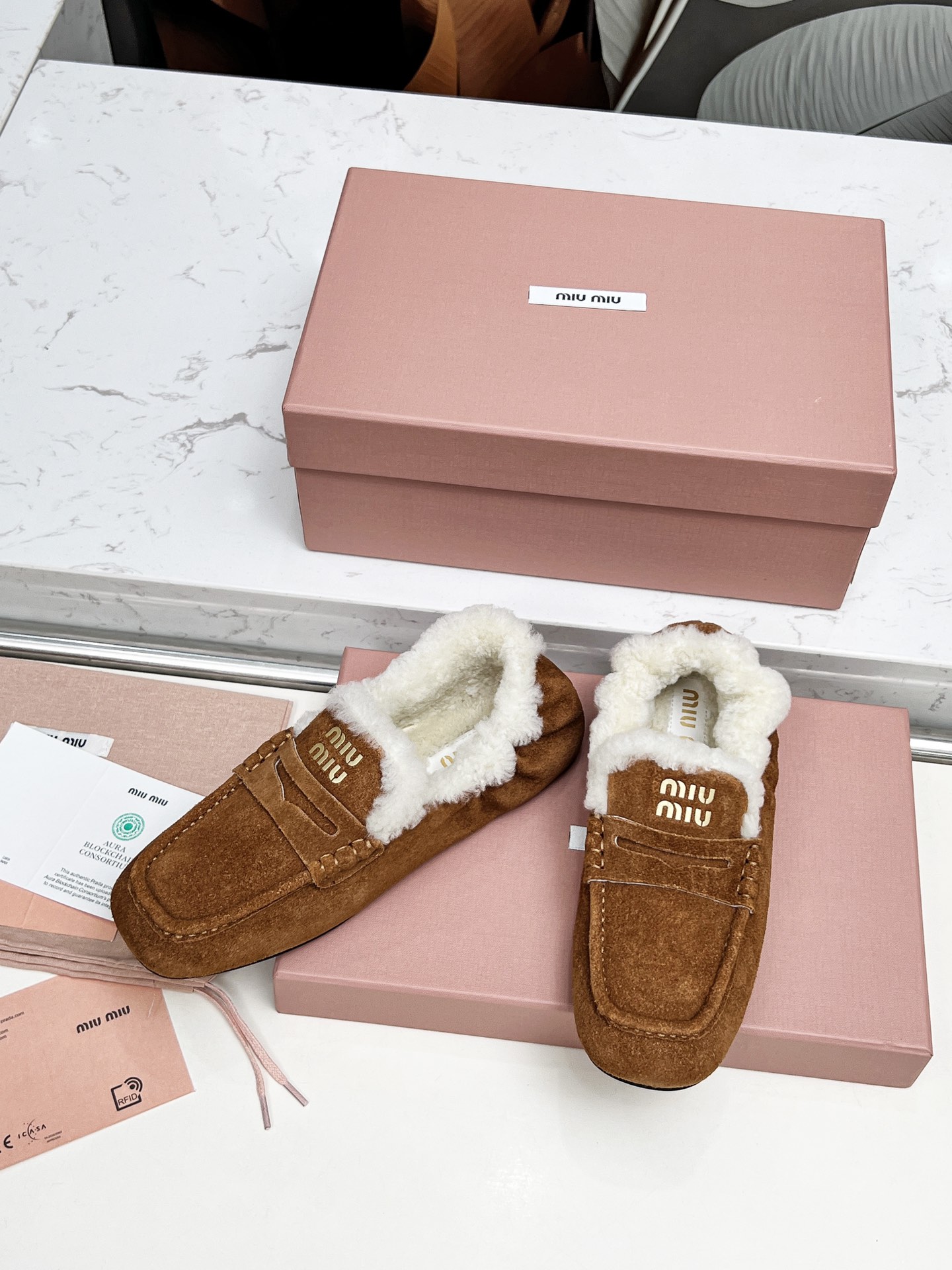 “Stylish P552MiuMi/Mumu 25 New Autumn Winter Shoes: Cowhide, Wool, and Comfort in Every Step” - 图片 2