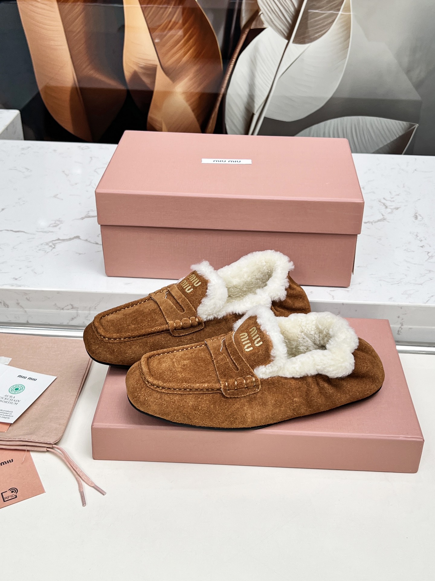 “Stylish P552MiuMi/Mumu 25 New Autumn Winter Shoes: Cowhide, Wool, and Comfort in Every Step” - 图片 7