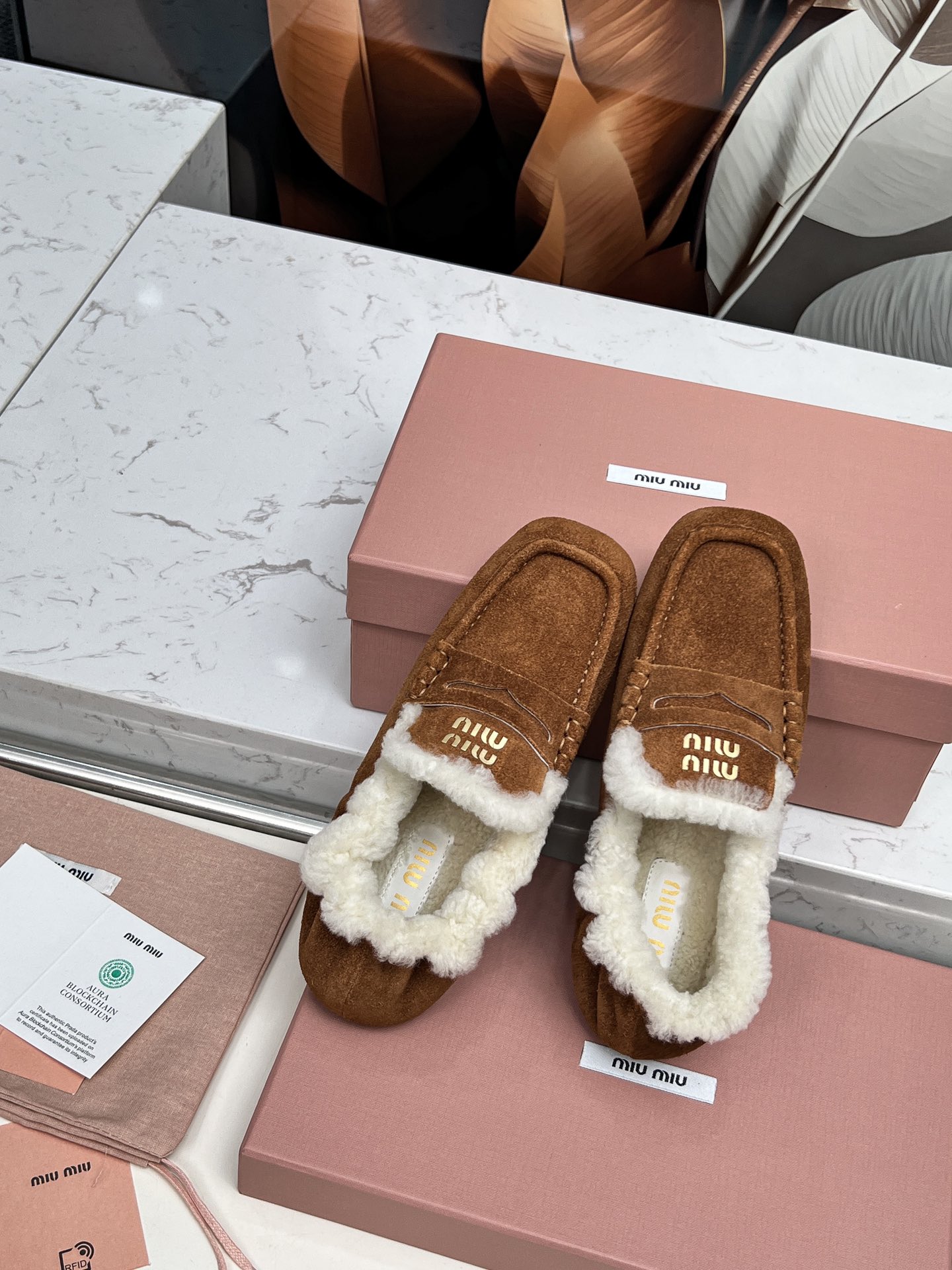 “Stylish P552MiuMi/Mumu 25 New Autumn Winter Shoes: Cowhide, Wool, and Comfort in Every Step” - 图片 4