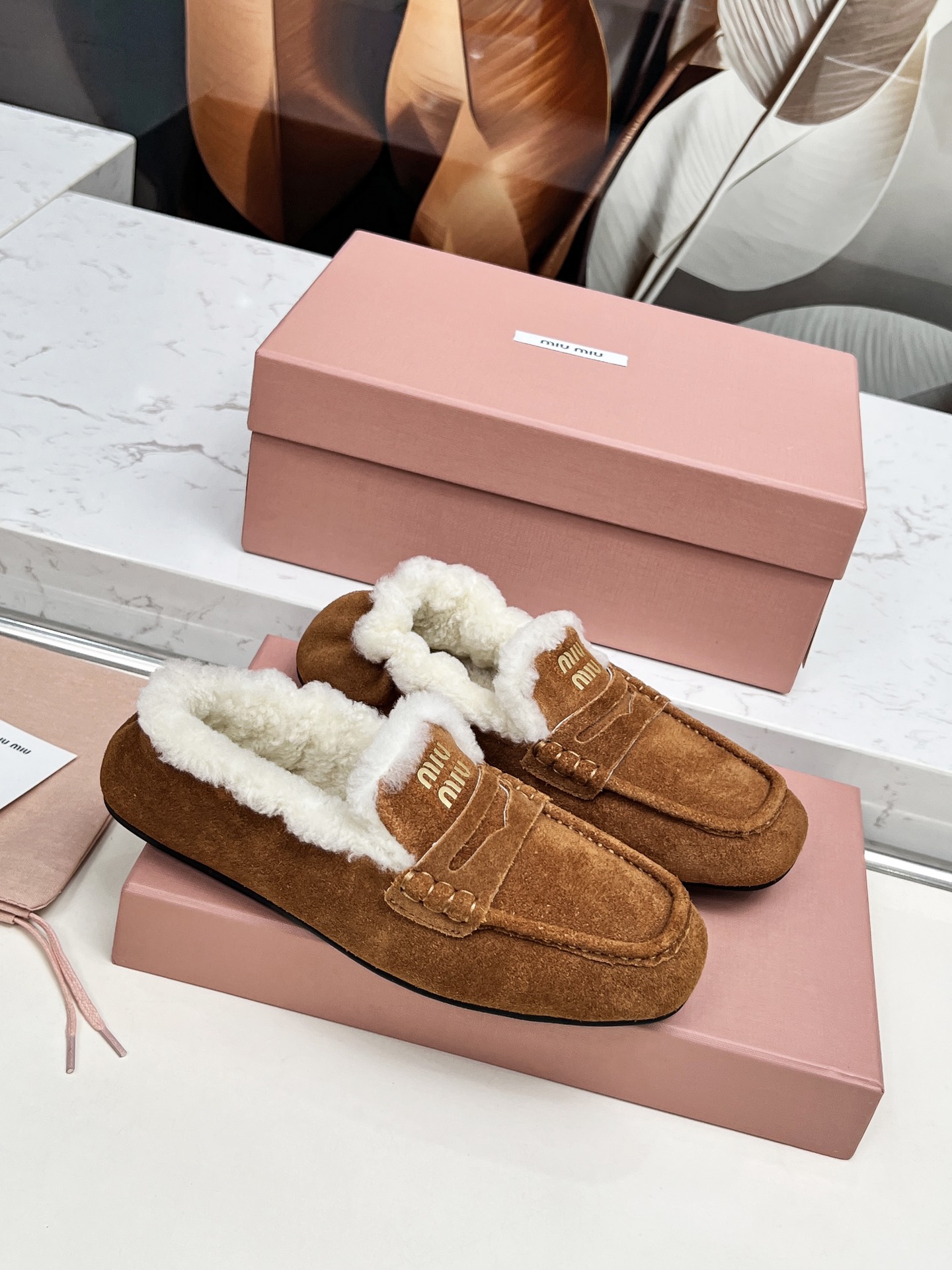 “Stylish P552MiuMi/Mumu 25 New Autumn Winter Shoes: Cowhide, Wool, and Comfort in Every Step” - 图片 1