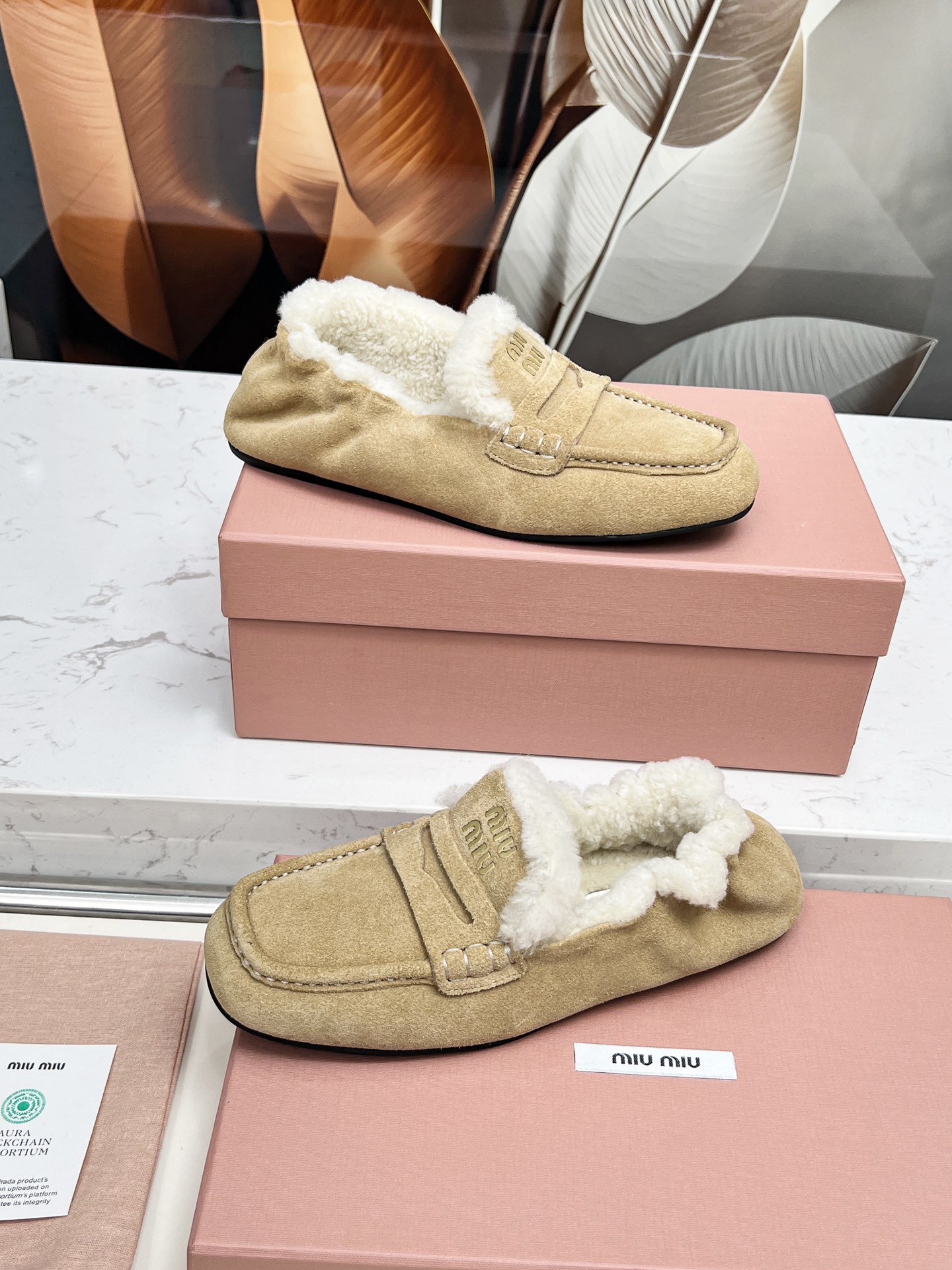 Title: “P552MiuMi/Mumu 25 New Autumn Winter Shoes – Fashionable Brand with Cowhide and Wool Details” Summary: Stylish shoes with cowhide, wool lining, and - 图片 4