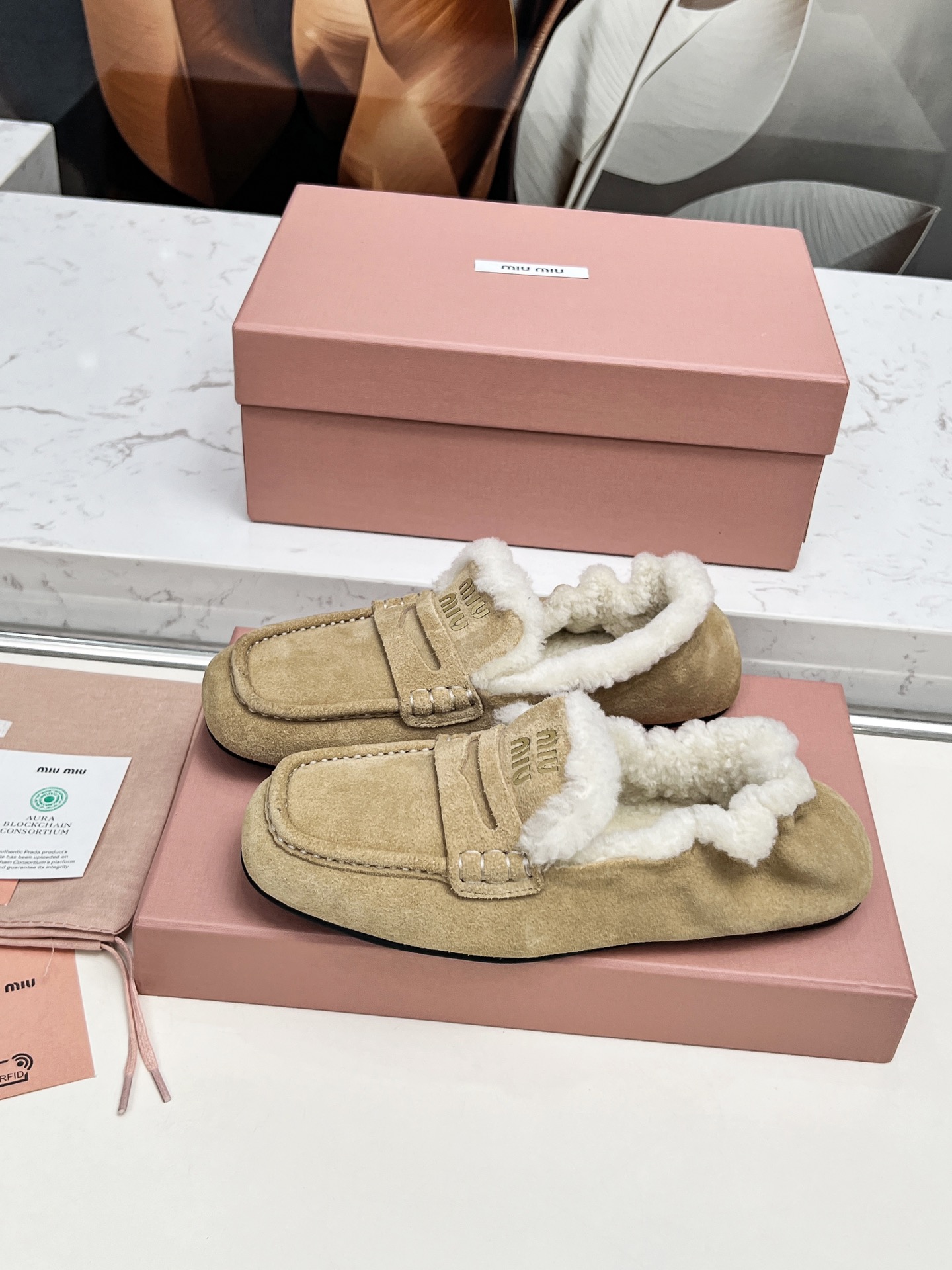 Title: “P552MiuMi/Mumu 25 New Autumn Winter Shoes – Fashionable Brand with Cowhide and Wool Details” Summary: Stylish shoes with cowhide, wool lining, and - 图片 8