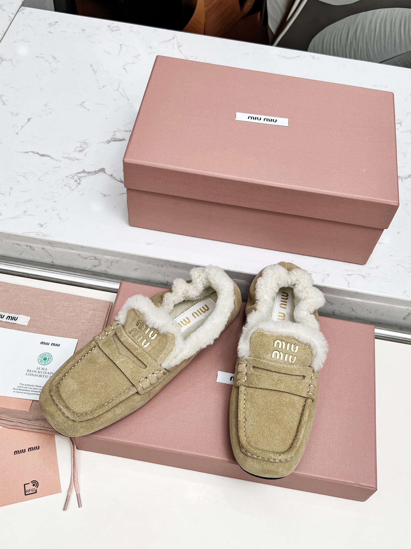 Title: “P552MiuMi/Mumu 25 New Autumn Winter Shoes – Fashionable Brand with Cowhide and Wool Details” Summary: Stylish shoes with cowhide, wool lining, and - 图片 3