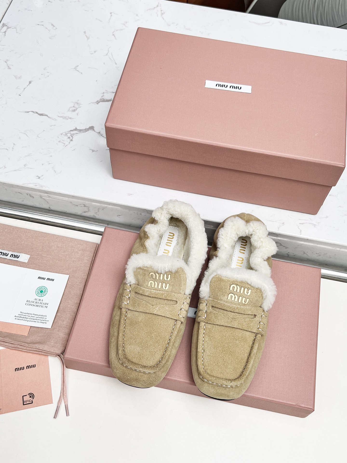 Title: “P552MiuMi/Mumu 25 New Autumn Winter Shoes – Fashionable Brand with Cowhide and Wool Details” Summary: Stylish shoes with cowhide, wool lining, and - 图片 2