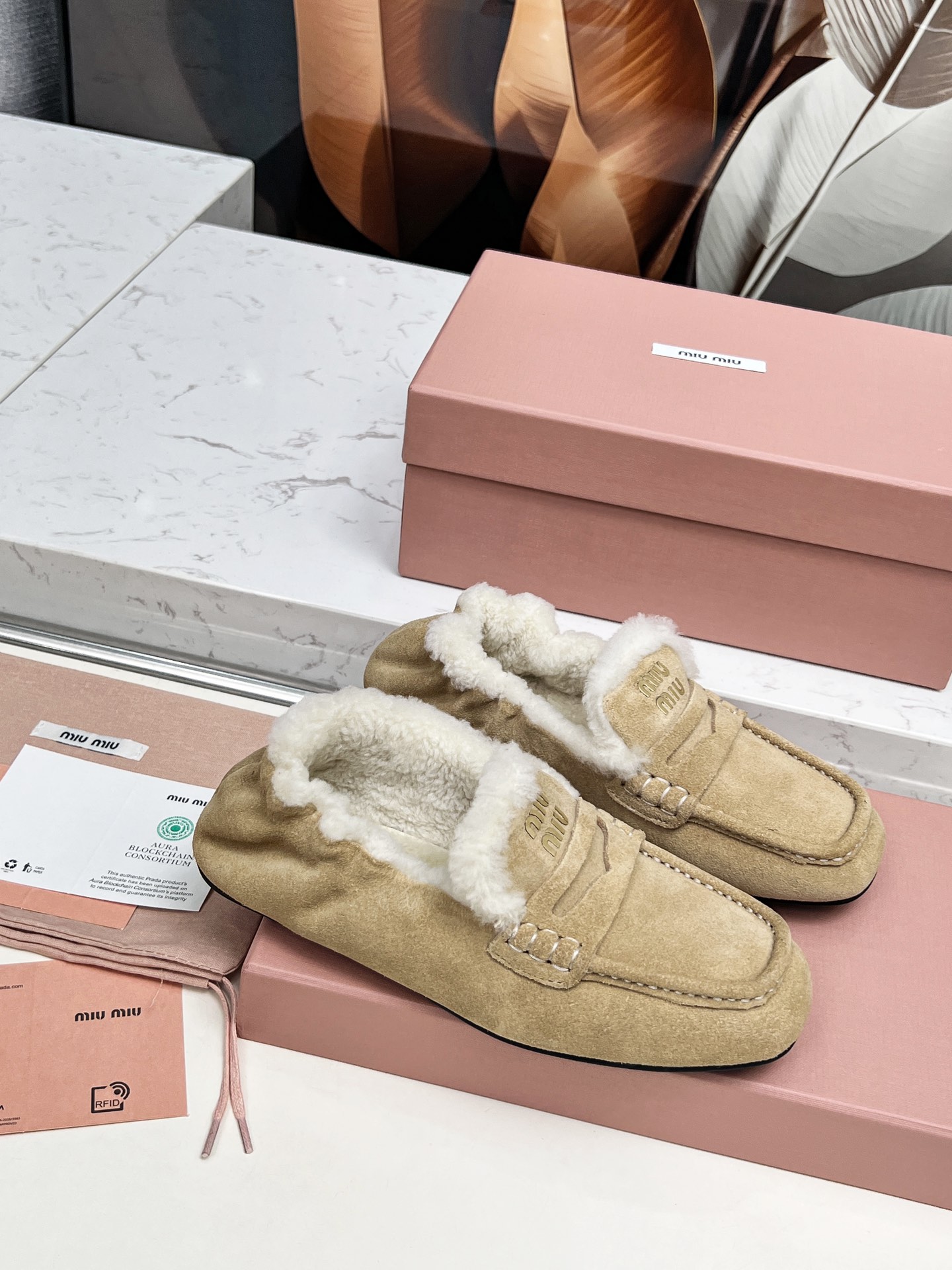 Title: “P552MiuMi/Mumu 25 New Autumn Winter Shoes – Fashionable Brand with Cowhide and Wool Details” Summary: Stylish shoes with cowhide, wool lining, and