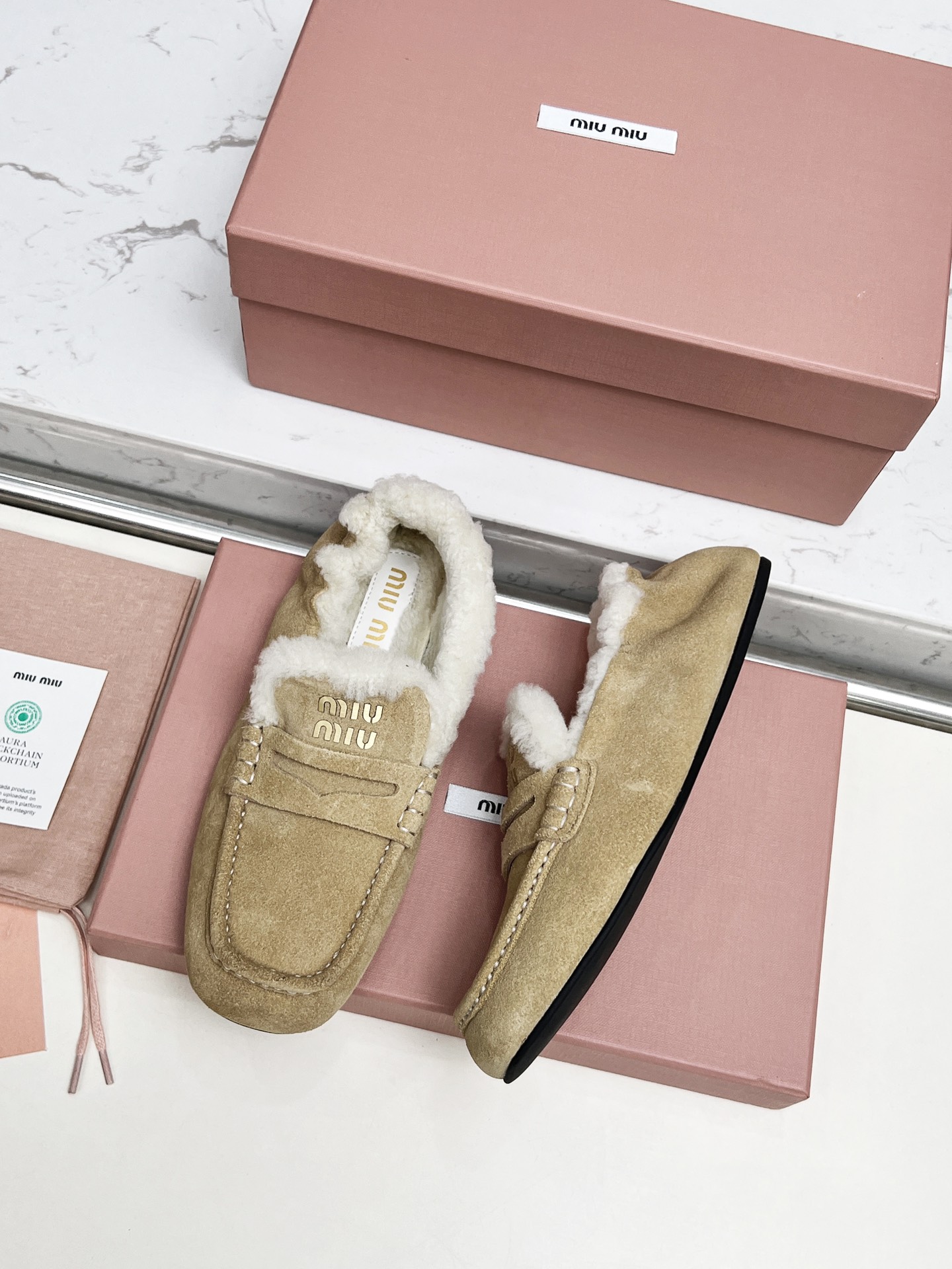 Title: “P552MiuMi/Mumu 25 New Autumn Winter Shoes – Fashionable Brand with Cowhide and Wool Details” Summary: Stylish shoes with cowhide, wool lining, and - 图片 7