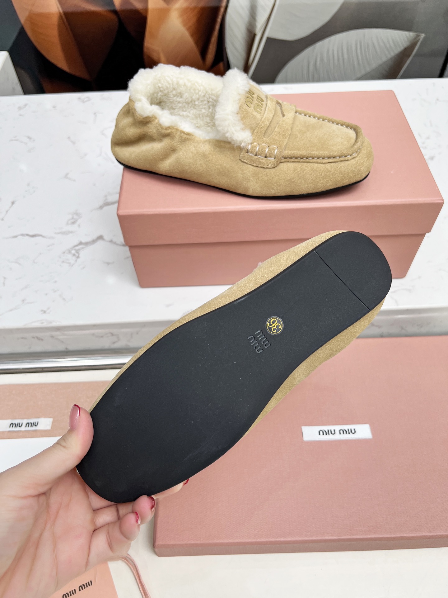 Title: “P552MiuMi/Mumu 25 New Autumn Winter Shoes – Fashionable Brand with Cowhide and Wool Details” Summary: Stylish shoes with cowhide, wool lining, and - 图片 9