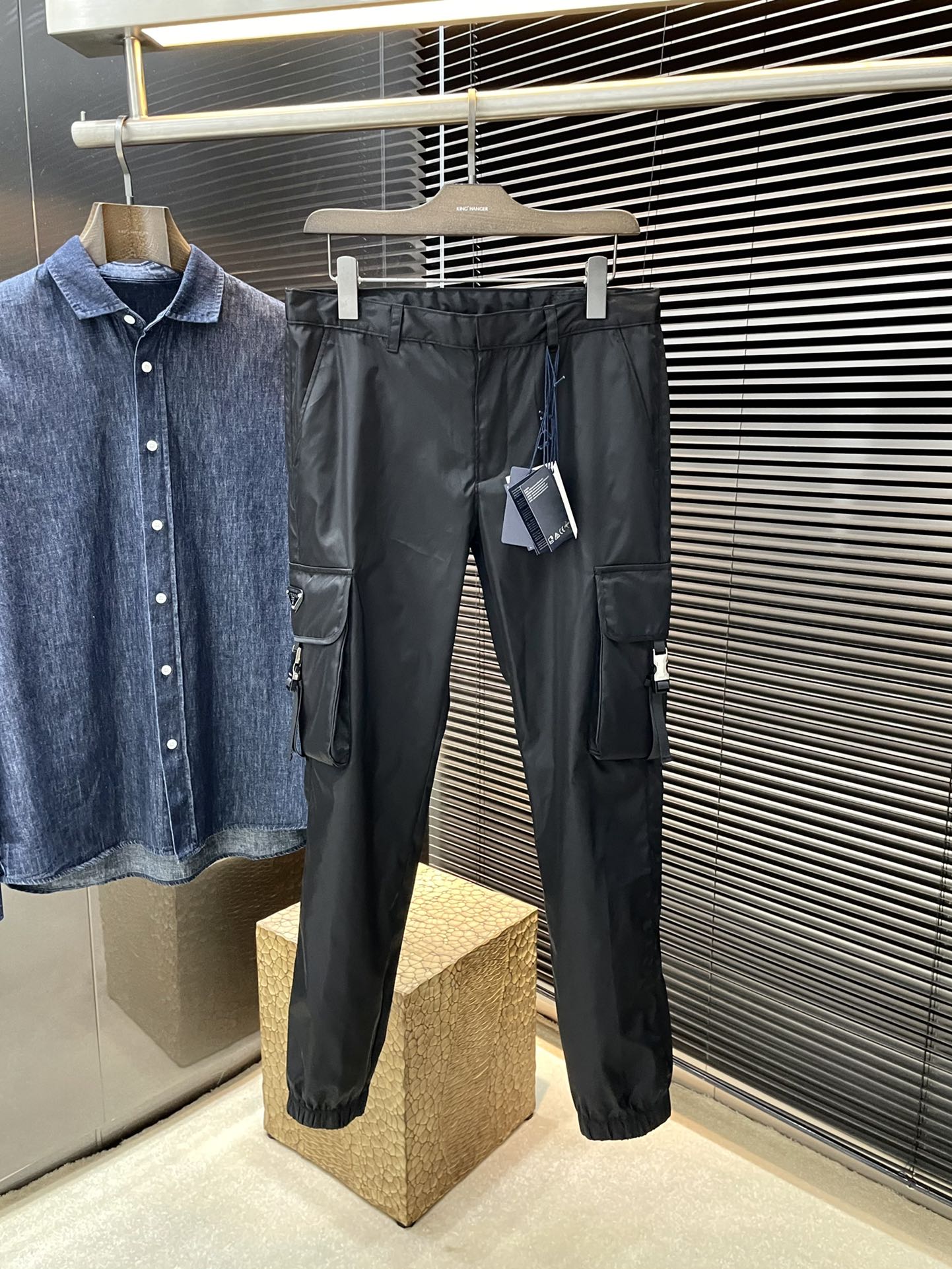 NO:506706,P PRAD (Pra) Big recommendation!  New Autumn and Winter Working Leisure Pants This trousers are made of re-nylon recycled nylon fabric and are decorated with the iconic enameled triangular metal logo. The recycled nylon yarn econyl is made by purifying marine plastics, fishing nets and textile fiber recycling. The upper body is versatile and has a full sense of class Size 30-36 (35),,prada,prada,alexander wang19860909P  PRAD（普拉） 重磅推荐！秋冬新款工装休闲裤 这款长裤采用re-nylon再生尼龙面料打造,饰以标志性的涂珐琅三角形金属徽标.再生尼龙纱线econyl通过提纯海洋塑料、渔网和纺织纤维回收物制成 上身百搭 档次感十足 尺码 30-36（35）,,prada,prada,alexander wang,Men's clothing