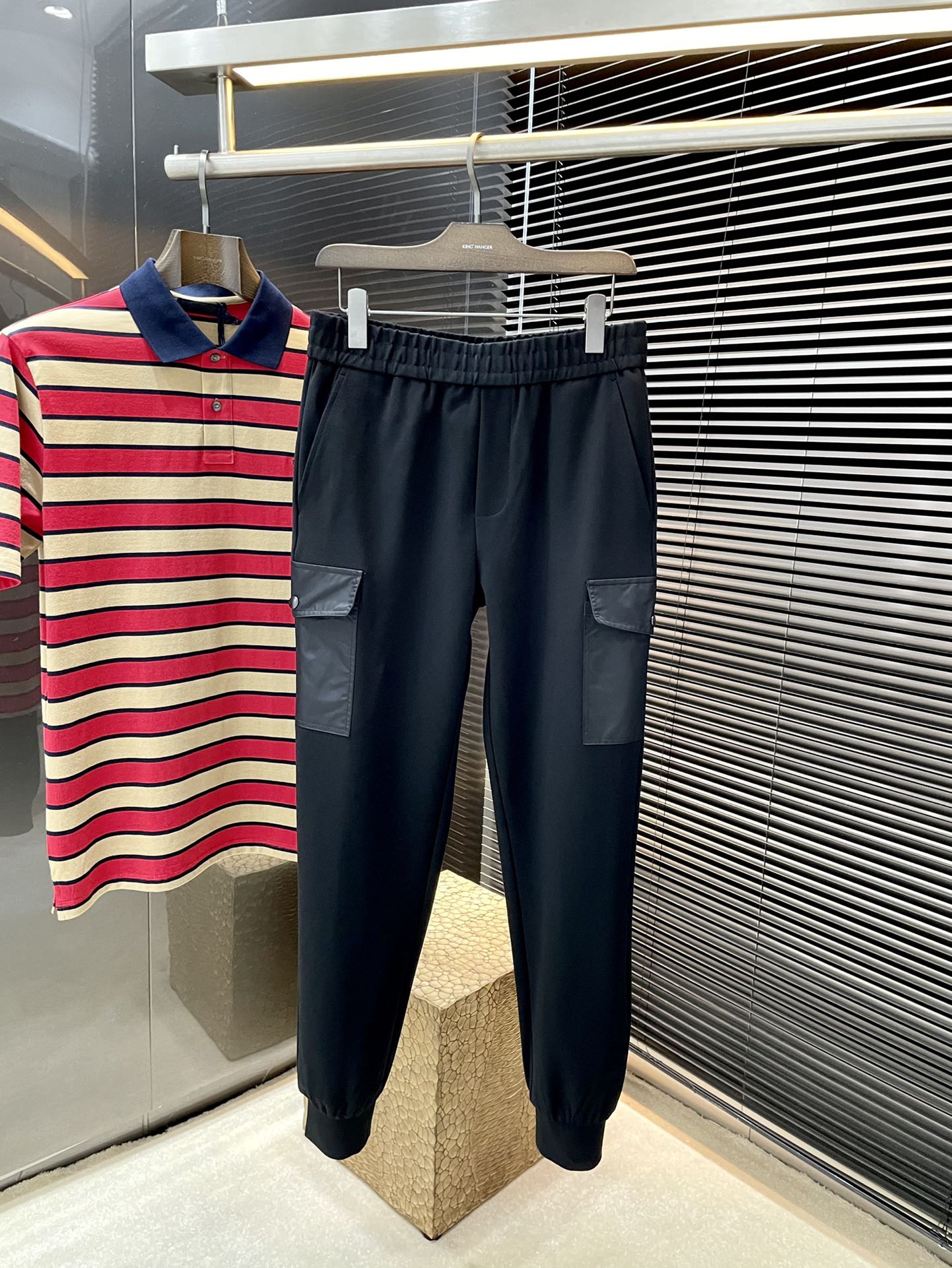 NO:506709,P PRAD (Pra) Big recommendation!  New autumn and winter hoodies, this hoodies are Oversize silhouettes, made of cotton and recycled nylon fabrics, embellished with recycled nylon details, decorated with functional elements such as triangle logos, zippered pockets, etc. The style design is unique, and a set of wear highlights the temperament. It is highly recommended!  S M L XL, prada, prada, versace, alexander wang19860909P  PRAD（普拉） 重磅推荐！秋冬新款卫裤,这款卫裤为Oversize廓形,采用棉质及再生尼龙面料制作而成,点缀再生尼龙细节,饰有三角形徽标,拉链口袋等功能性元素.版型设计独特,一套穿着更加凸显气质,强烈推荐！码数 S M L XL,,prada,prada,versace,alexander wang,Men's clothing