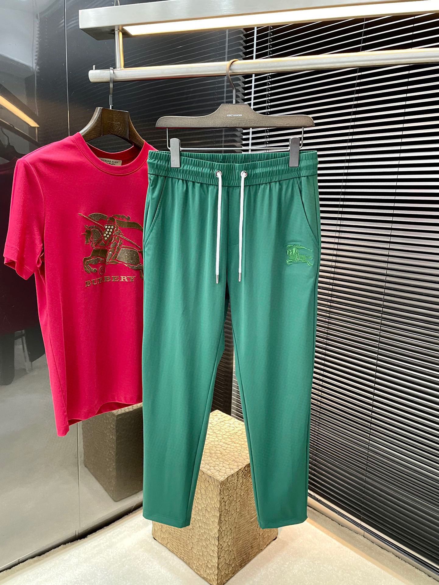 NO:506715,P Burb- (Babb) new spring style, the latest casual pants. The original pants are casual and versatile, casual and lazy, customized original nylon fabric, full of comfort. High-end and atmospheric, does the flavor of spring have? First choice. Number of 28-36 Purchase level...,,burberry,burberry,alexander wang19860909P  Burb-（巴宝）春季新款,最新休闲裤.原版裤型上身休闲百搭、随性慵懒范,定制原版锦纶面料,舒适感爆棚.高端大气,春天的味道有没有,首选 .码数 28-36 代购级别……,,burberry,burberry,alexander wang,Men's clothing