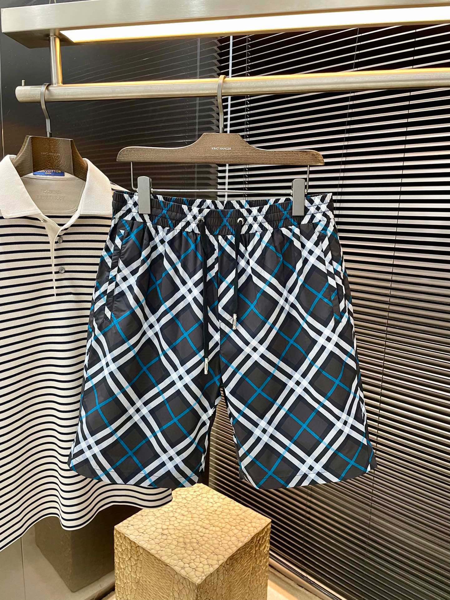 NO:506721,P Burberry- (Burberry) new spring and summer style, the latest casual shorts. The original pants are casual and versatile, casual and lazy, high-end custom imported polyester fiber fabric, customized craftsmanship, and full of comfort. High-end and atmospheric, does the taste of summer have? First choice. Code number M1 XXXL purchasing level...,,burberry,burberry, shorts,alexander wang19860909P  Burberry-（巴宝莉）春夏季新款,最新休闲短裤.原版裤型上身休闲百搭、随性慵懒范,高级定制进口聚脂纤维面料,订制工艺 舒适感爆棚.高端大气,夏天的味道有没有,首选 .码数 M一XXXL代购级别……,,burberry,burberry,shorts,alexander wang,Men's clothing