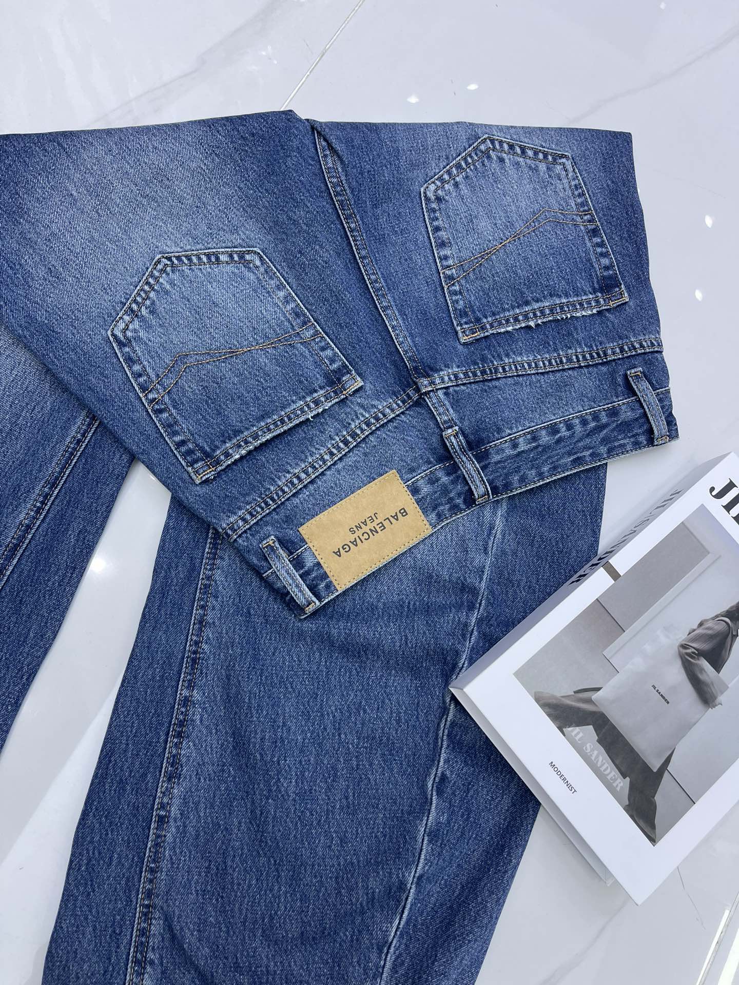High-End Women’s Clothing with Detailed Packaging: Balenciaga Jeans Review - 图片 8
