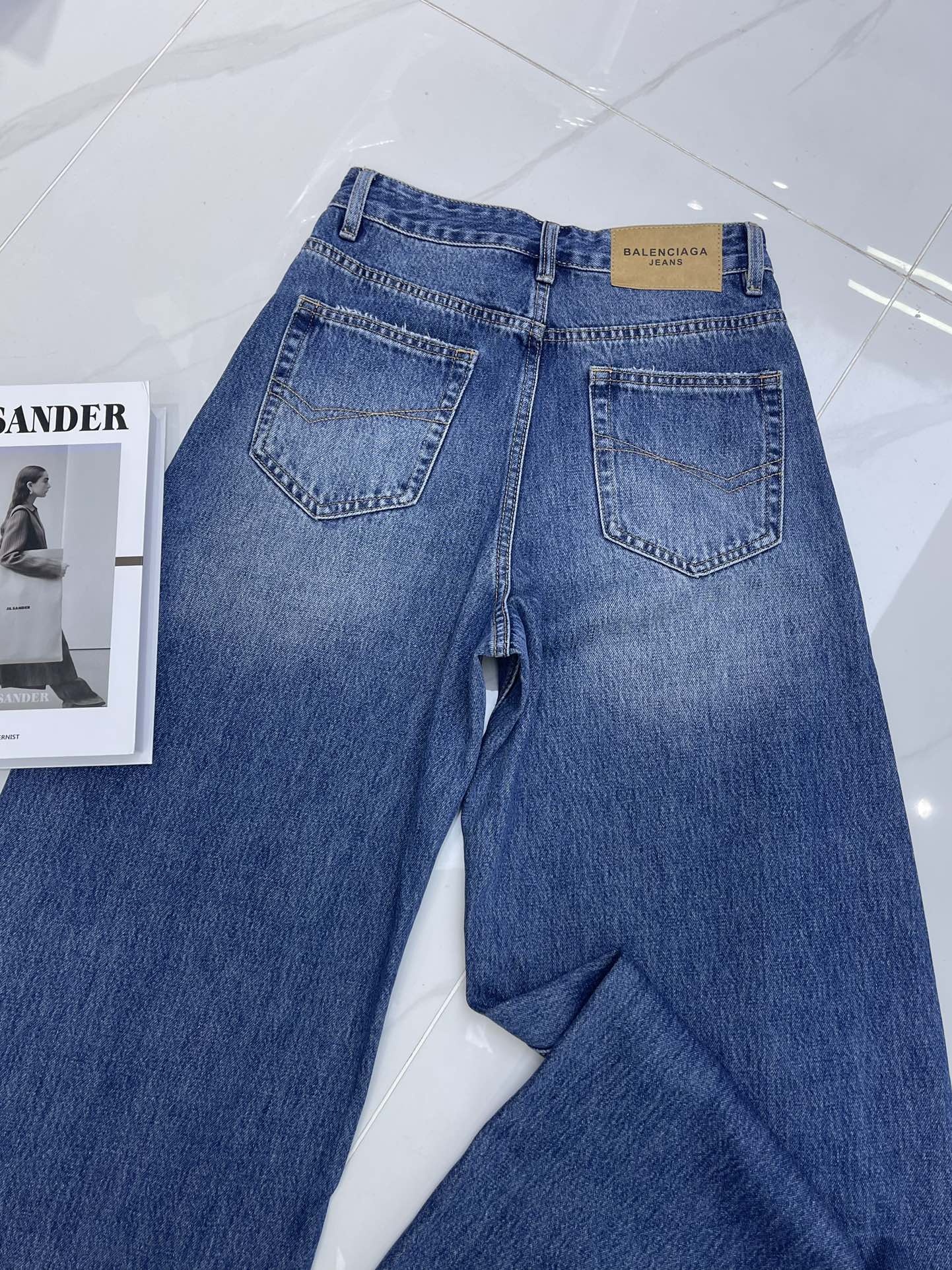 High-End Women’s Clothing with Detailed Packaging: Balenciaga Jeans Review - 图片 7