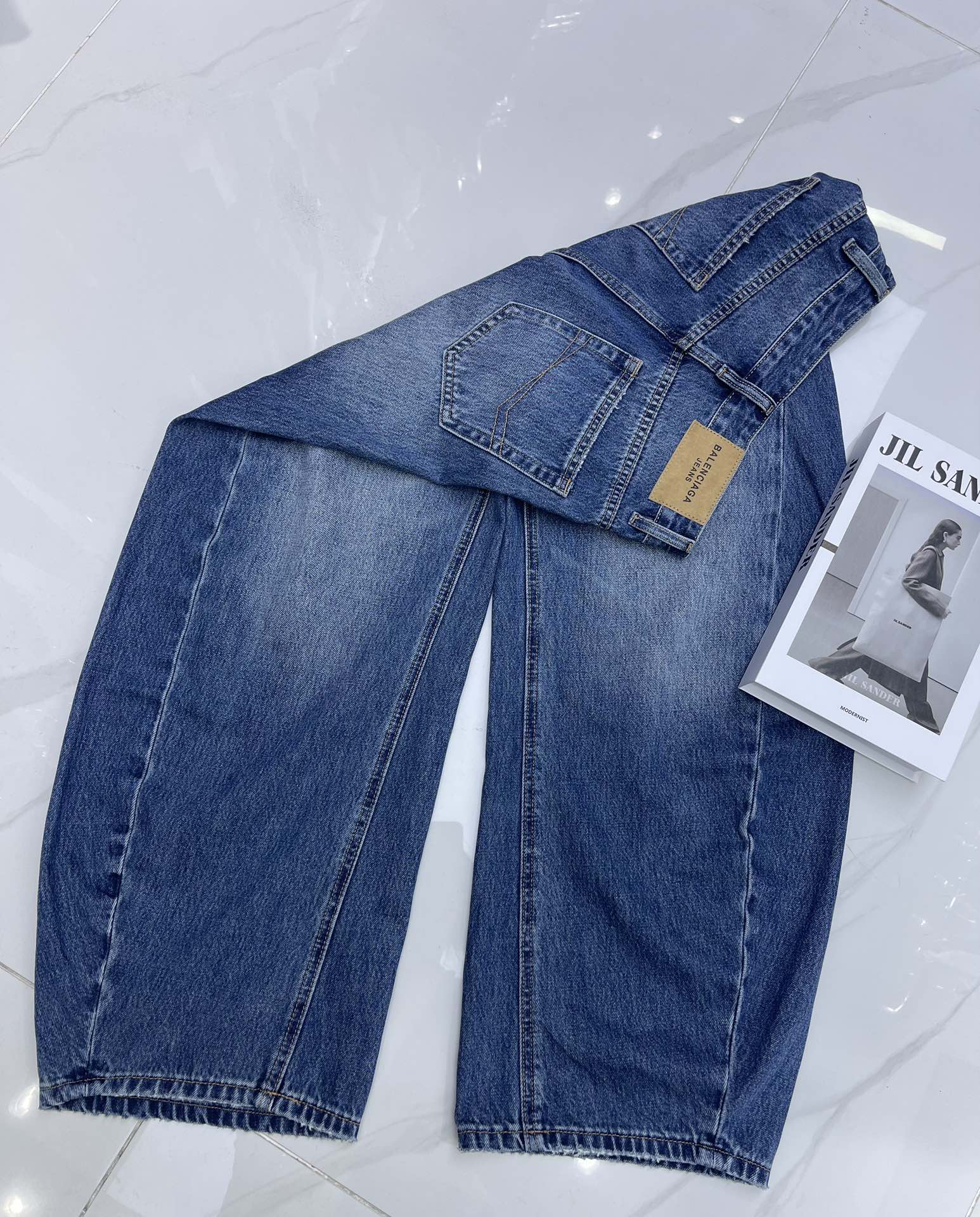 High-End Women’s Clothing with Detailed Packaging: Balenciaga Jeans Review - 图片 5