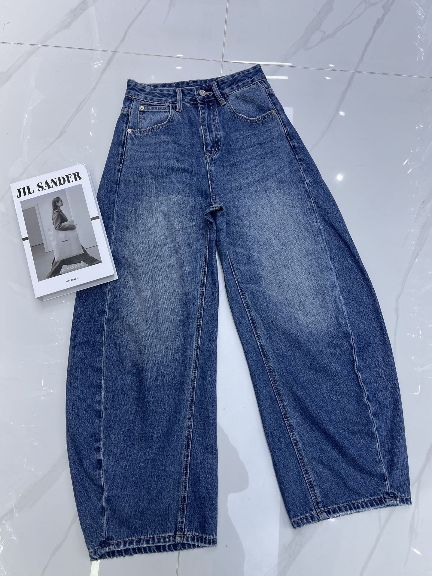 High-End Women’s Clothing with Detailed Packaging: Balenciaga Jeans Review
