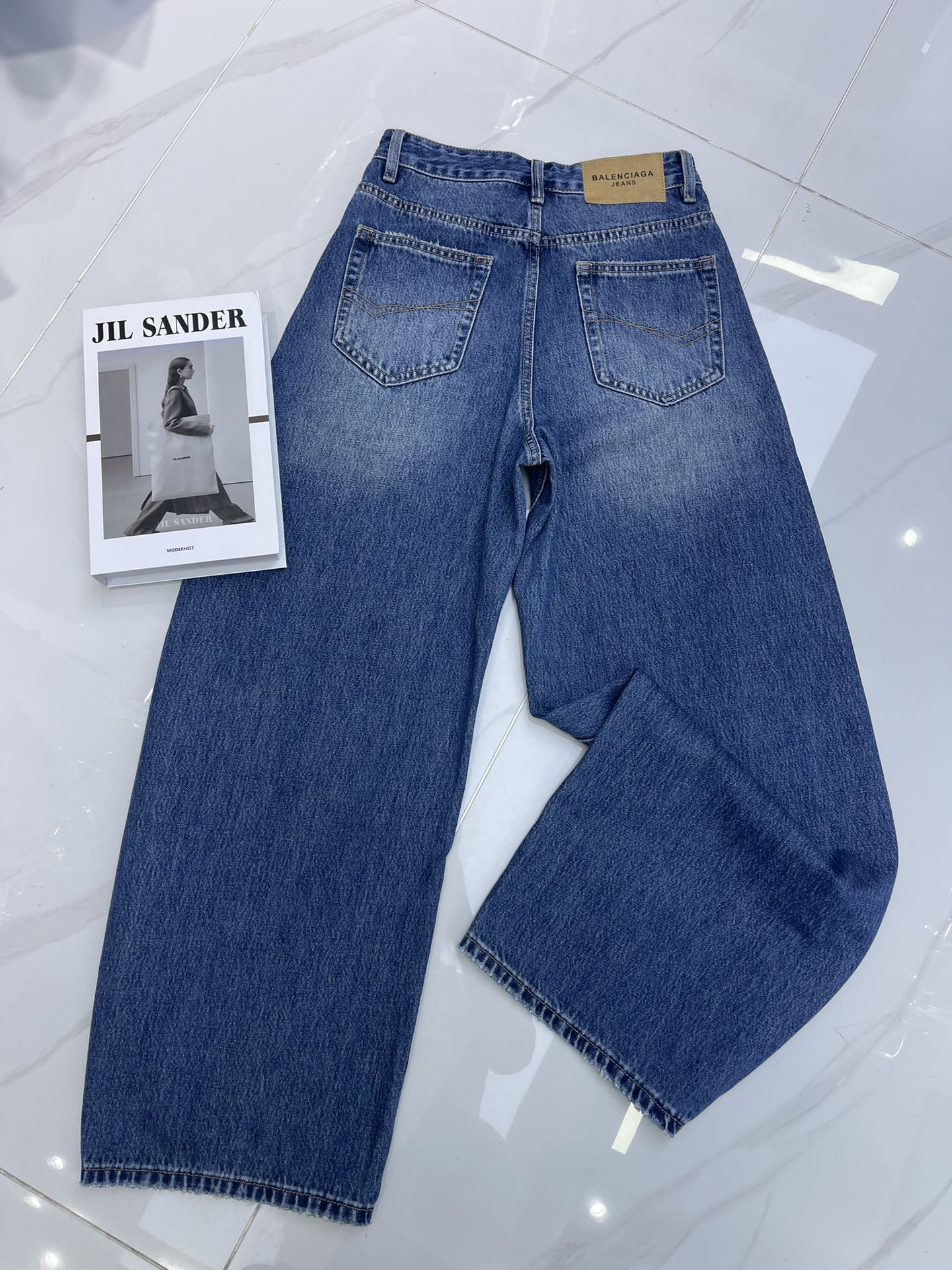 High-End Women’s Clothing with Detailed Packaging: Balenciaga Jeans Review - 图片 4