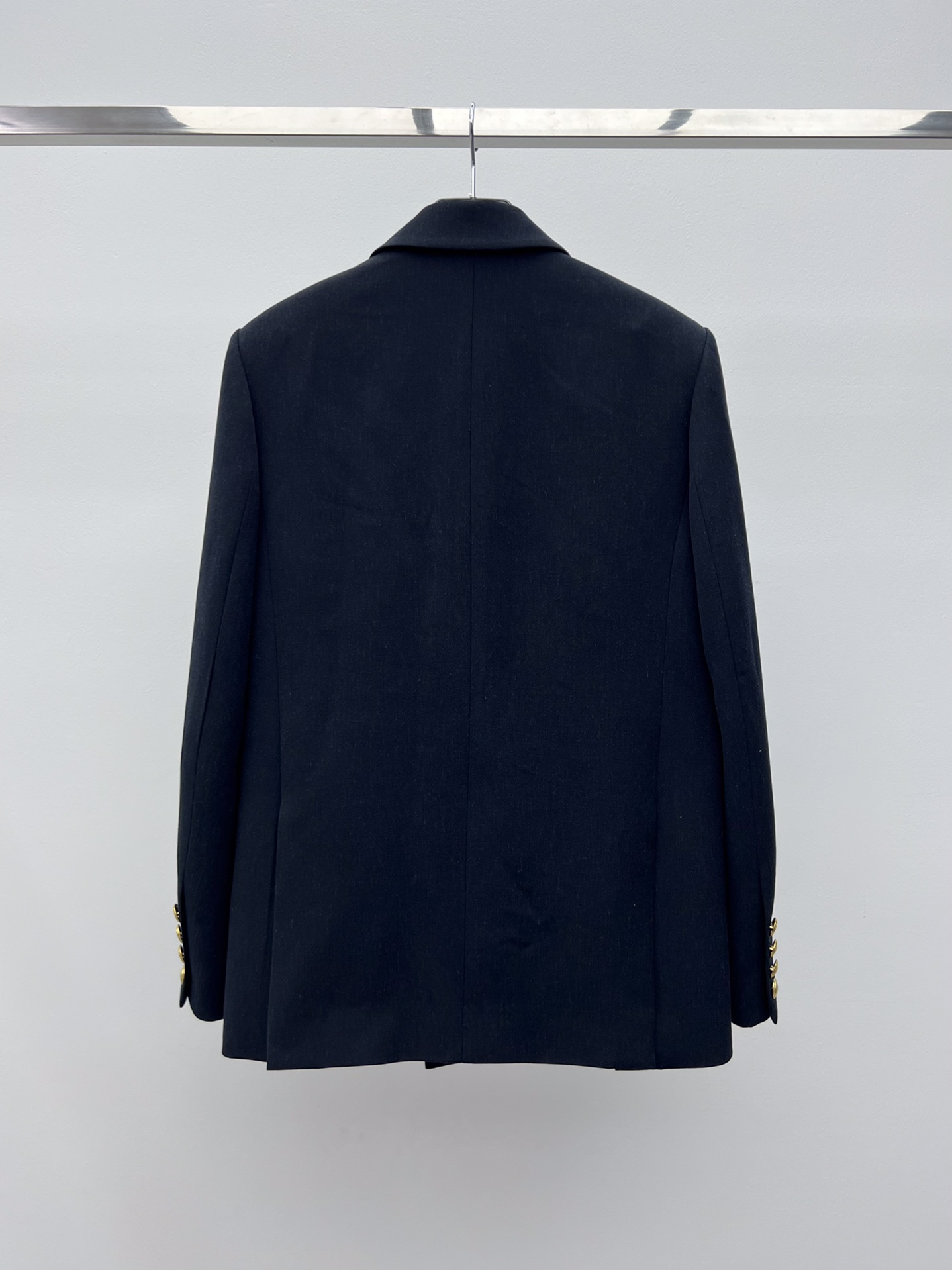 “Saint Laurent Navy Blue Wool Suit with Gold Button and Broad Shoulders – Classic Re-emergence” - 图片 7