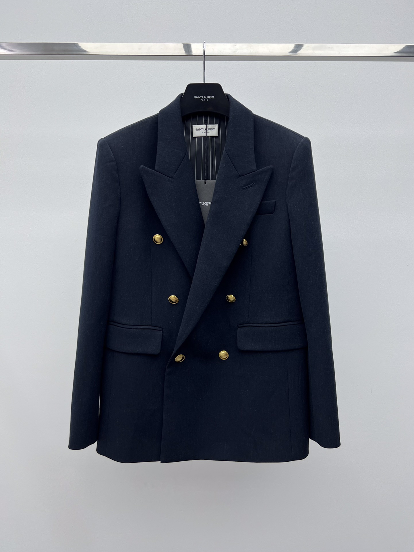 “Saint Laurent Navy Blue Wool Suit with Gold Button and Broad Shoulders – Classic Re-emergence” - 图片 2