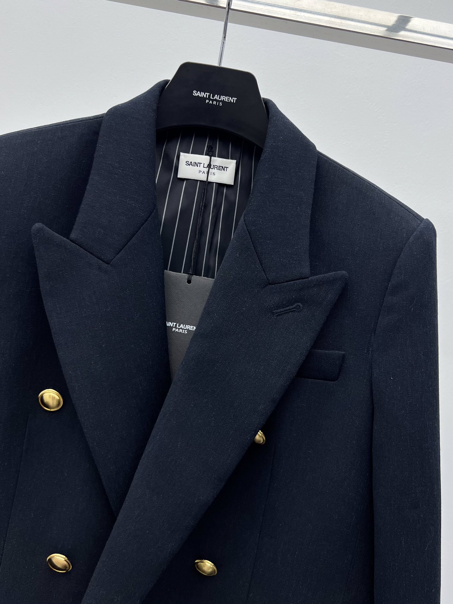 “Saint Laurent Navy Blue Wool Suit with Gold Button and Broad Shoulders – Classic Re-emergence” - 图片 3