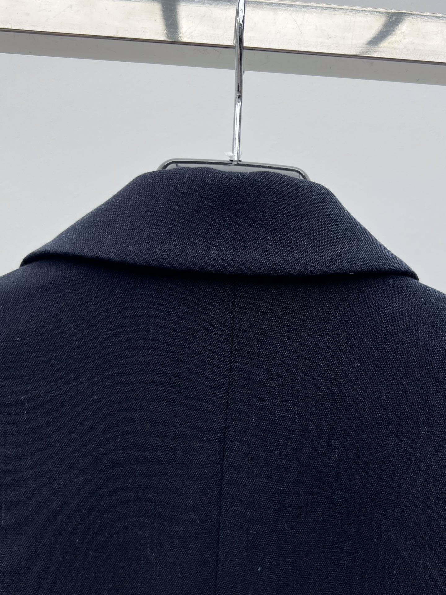 “Saint Laurent Navy Blue Wool Suit with Gold Button and Broad Shoulders – Classic Re-emergence” - 图片 8