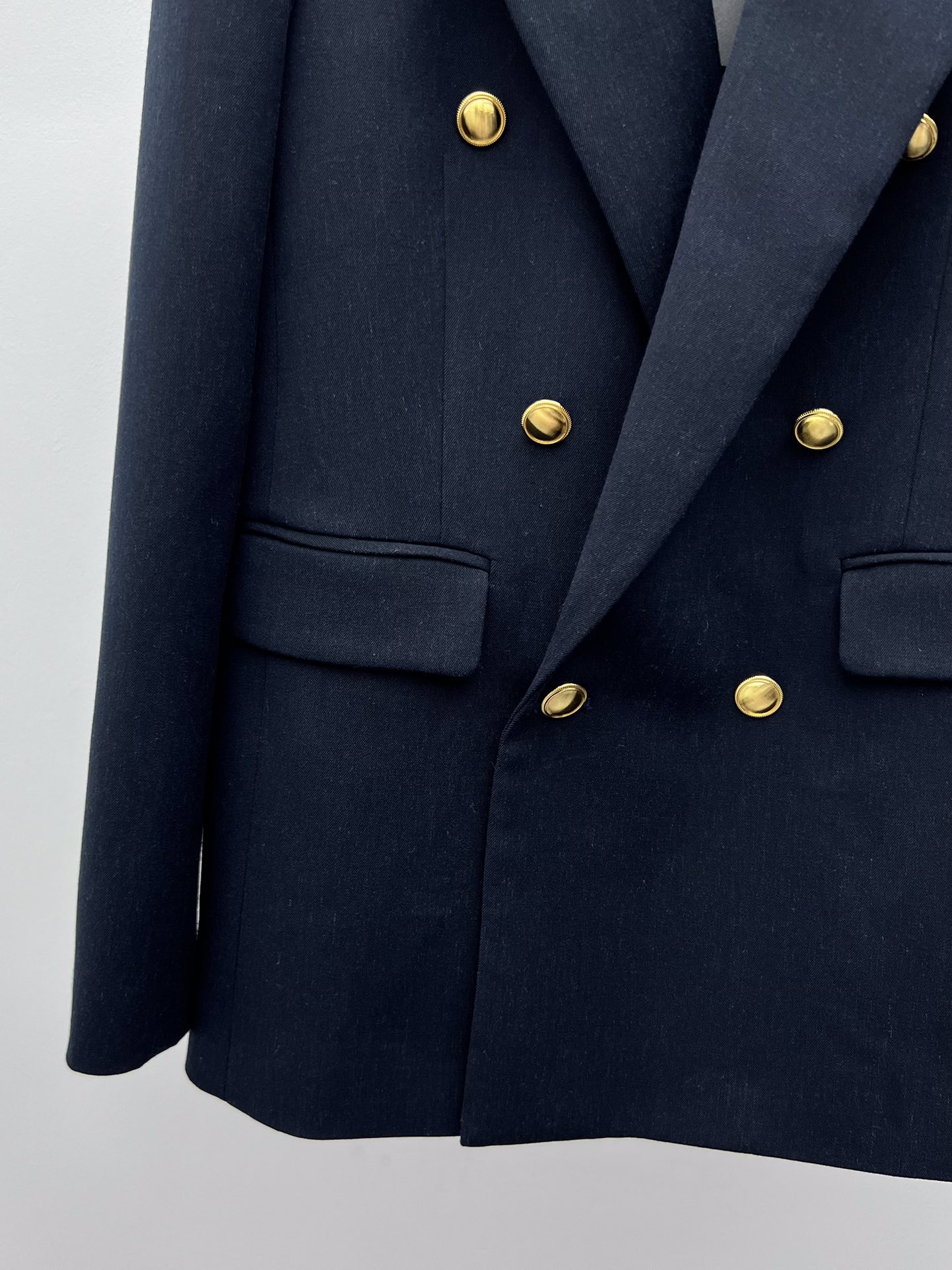 “Saint Laurent Navy Blue Wool Suit with Gold Button and Broad Shoulders – Classic Re-emergence” - 图片 5