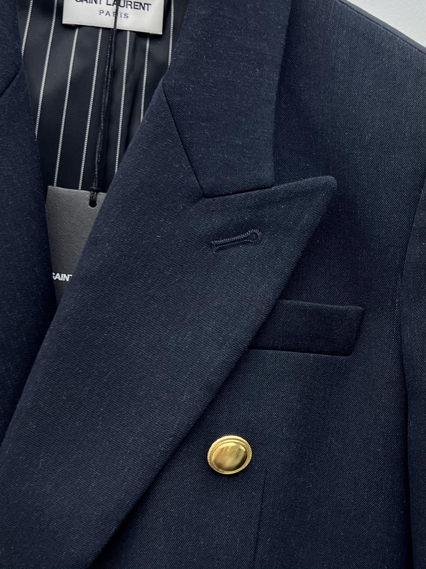 “Saint Laurent Navy Blue Wool Suit with Gold Button and Broad Shoulders – Classic Re-emergence” - 图片 4