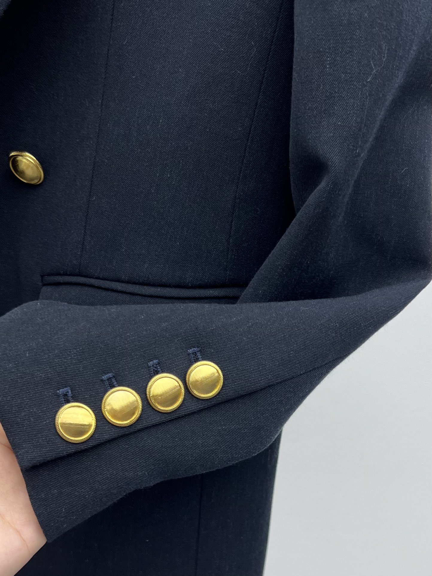 “Saint Laurent Navy Blue Wool Suit with Gold Button and Broad Shoulders – Classic Re-emergence” - 图片 6