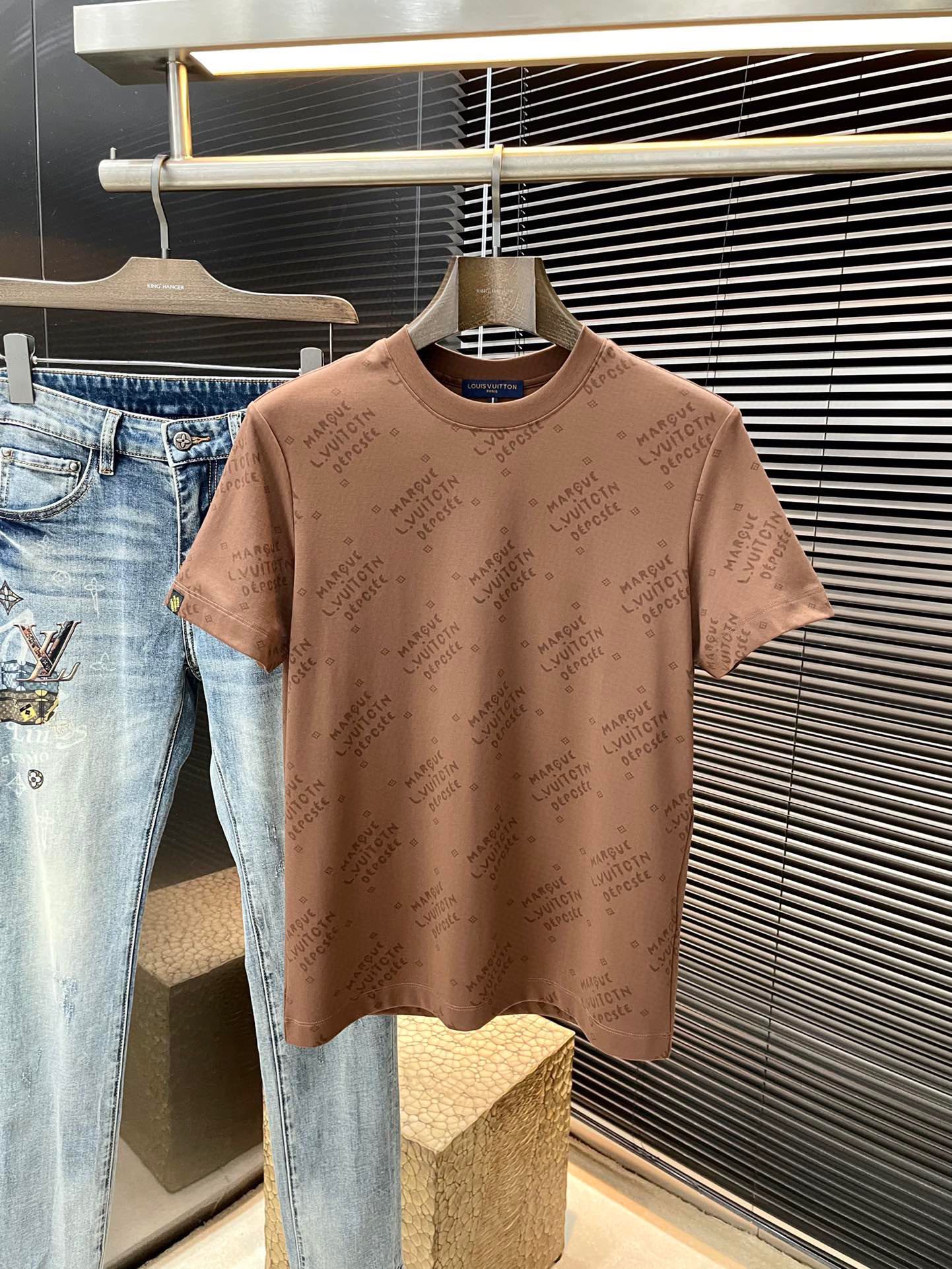 NO:506725,P LOUIS VUIT series VIP high-end customization, new short-sleeved spring and summer style, versatile style, anyone can easily control the fabric, fully customized, high-quality first-class modal super soft liquid ammonia double-sided silk soft cotton fabric, the fabric feels soft, the upper body is comfortable and soft. The simple style is very classy, ​​simple and unique, the style is very exquisite, showing the aura, and it will highlight the exquisiteness of business men!  Size M-3XL, louis vuitton,louis vuitton,t-shirt,alexander wang19860909P  LOUIS VUIT（路易）系列 VIP高级定制 春夏季新款短袖 百搭款式 任何人都可以轻松驾驭 面料全订制 高定一等品莫代尔超柔液氨双面丝柔棉面料 面料手感柔软,上身舒适柔软 简约的款式非常显档次,简约个性时尚,版型剪裁非常精致,显气场,又会凸显商务男士的精致！尺码 M-3XL,,louis vuitton,louis vuitton,T-shirt,alexander wang,Men's clothing