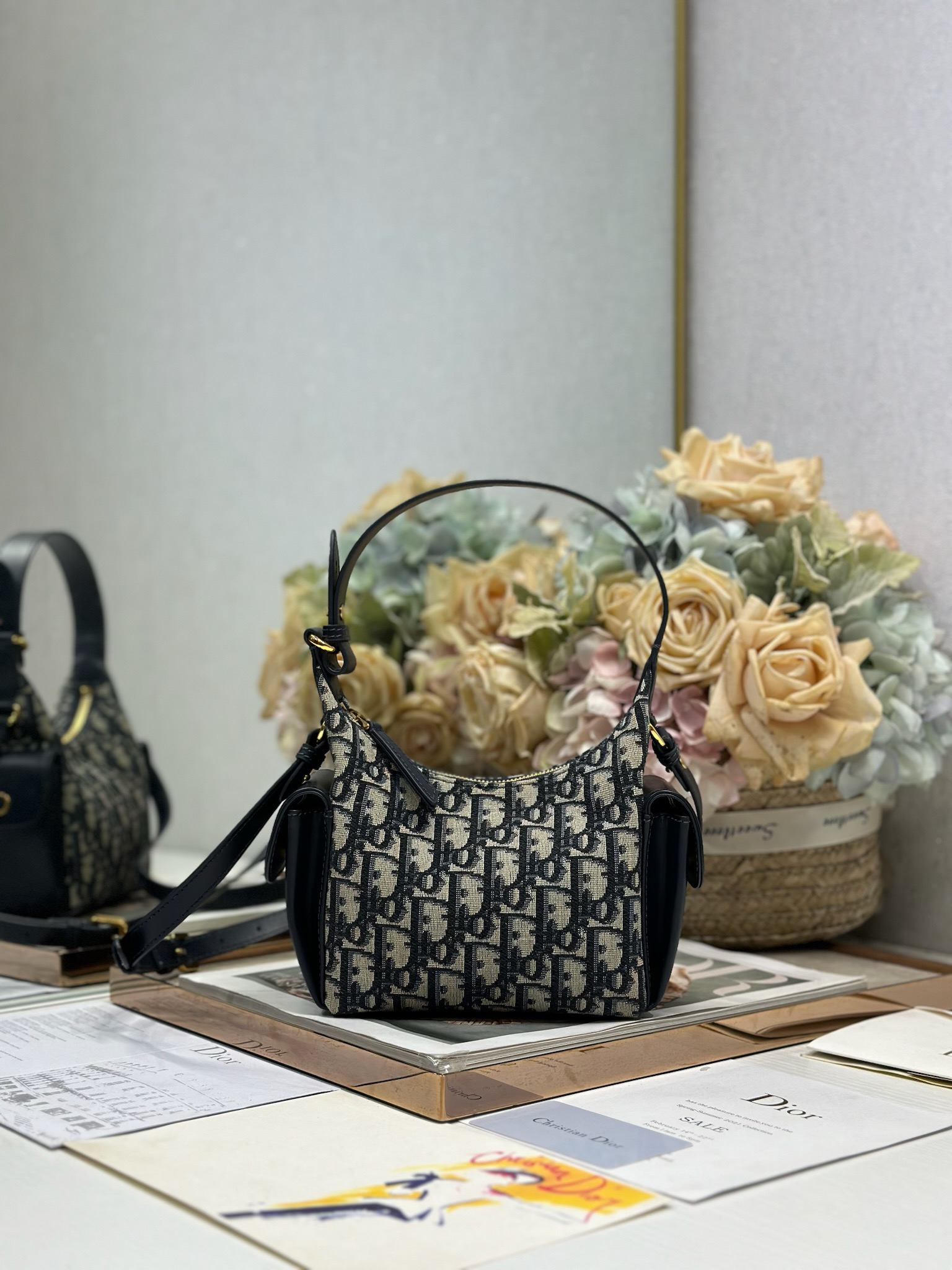 NO:394688,Mini D-Dream handbag 'Blue D cloth with leather' with chips This D-Dream handbag is a new product in the 2025 autumn and winter ready-to-wear series, casual and modern without losing practical functions. It has a soft silhouette, carefully crafted from blue Oblique printed fabrics and other materials. It has a spacious zipper compartment, paired with two side pockets with magnetic flap and gold-finished metal CD logo for easy storage of everyday items. Mini model, paired with an adjustable top handle and adjustable, removable leather shoulder strap, can be shoulder-mounted or cross-body, is an ideal companion for daily life. The sides are decorated with CD logo Zip closure Adjustable top handle Adjustable, removable leather shoulder strap Side patch pocket with magnetic flap Model 4312 Size: 19 x 14 x 10 cm (length x  High x W) can store 1 wallet, 1 card clip, sunglasses and lipstick, Dior, dior, wallets19860909迷你号 D-Dream 手袋「蓝D布配皮」带有芯片 这款 D-Dream 手袋是二零二五秋冬成衣系列新品,休闲现代而不失实用功能.廓形柔软,采用蓝色 Oblique 印花面料等材质精心制作,宽敞的拉链隔层,搭配两个带磁性翻盖的侧面口袋,并饰以金色饰面金属 CD 标志,便于收纳各种日常用品.迷你号款式,搭配可调节顶部手柄和可调节、可拆卸的皮革肩带,可肩背或斜挎,是日常的理想良伴. 两侧饰以 CD 标志 拉链开合 可调节顶部手柄 可调节、可拆卸的皮革肩带 侧面贴袋搭配磁性翻盖 型号4312 尺寸: 19 x 14 x 10 厘米 (长x 高x 宽) 可收纳1个钱包、1个卡夹、太阳眼镜和唇膏,迪奥,dior,wallets,Bag