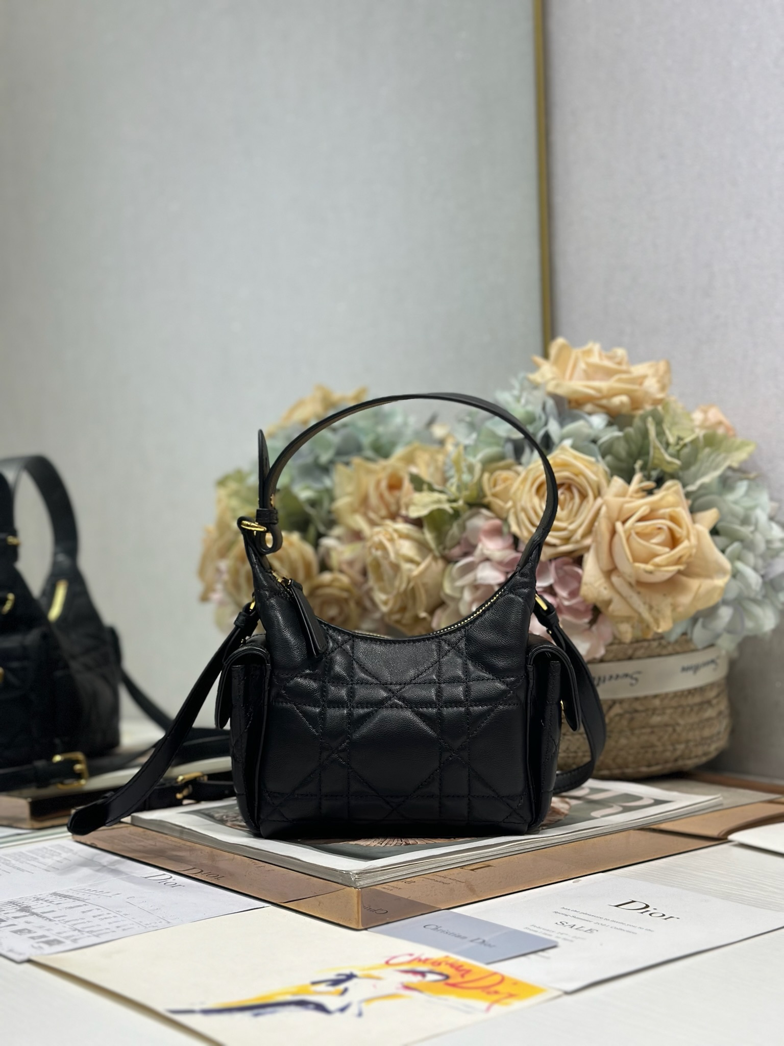 NO:394691,Mini D-Dream Handbag 'Black Sheepskin' with chips This D-Dream Handbag is a new product in the 2025 autumn and winter ready-to-wear series, casual and modern without losing practical functions. It has a soft silhouette and is carefully crafted from black sheepskin, decorated with oversized rattan plaid line to enhance the style. The spacious zipper compartment is paired with two side pockets with magnetic flap and decorated with gold-finished metal CD logo for easy storage of everyday items. Mini-size style, paired with an adjustable top handle and adjustable, removable leather shoulder straps, can be shoulder-mounted or cross-body, is an ideal companion for everyday life. The sides are decorated with CD logo Zip closure Adjustable top handle Adjustable, removable leather shoulder straps Side patch pockets with magnetic flap Model 4312 Size: 19 x 14 x 10 cm (length x  High x wide) can store 1 wallet, 1 card clip, sunglasses and lipstick, Dior, wallets, sheepskin19860909迷你号 D-Dream 手袋「黑色羊皮」带有芯片 这款 D-Dream 手袋是二零二五秋冬成衣系列新品,休闲现代而不失实用功能.廓形柔软,采用黑色羊皮革精心制作,饰以超大藤格纹缉面线提升格调.宽敞的拉链隔层,搭配两个带磁性翻盖的侧面口袋,并饰以金色饰面金属 CD 标志,便于收纳各种日常用品.迷你号款式,搭配可调节顶部手柄和可调节、可拆卸的皮革肩带,可肩背或斜挎,是日常的理想良伴. 两侧饰以 CD 标志 拉链开合 可调节顶部手柄 可调节、可拆卸的皮革肩带 侧面贴袋搭配磁性翻盖 型号4312 尺寸: 19 x 14 x 10 厘米 (长x 高x 宽) 可收纳1个钱包、1个卡夹、太阳眼镜和唇膏,迪奥,dior,wallets,sheepskin,Bag