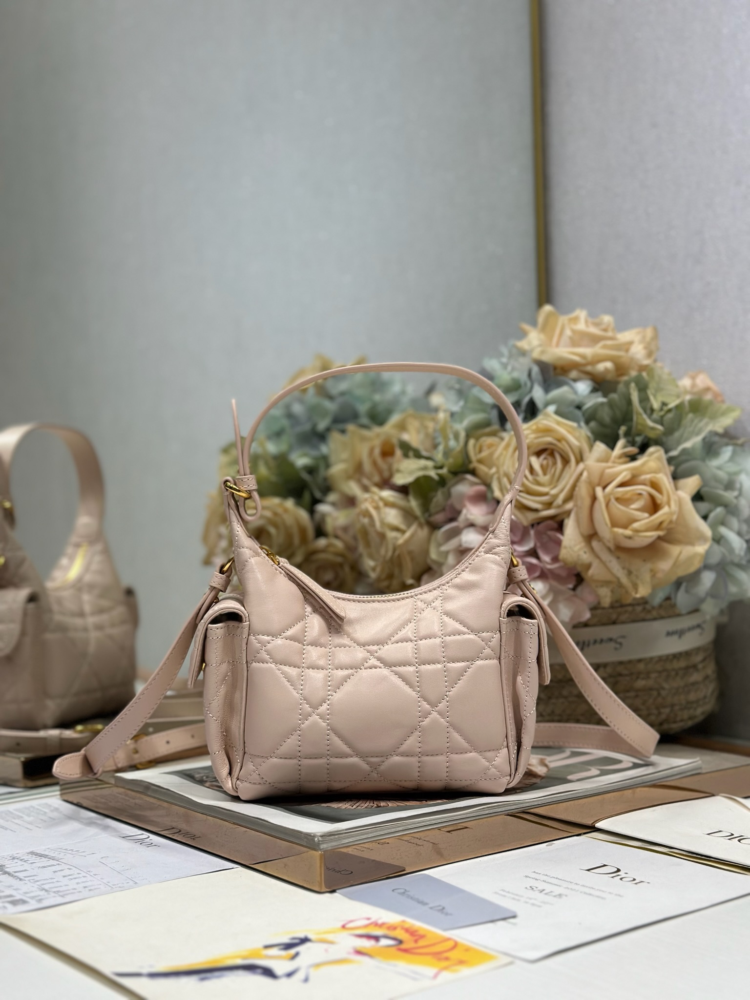 NO:394697,Mini D-Dream handbag 'Pink Sheepskin' with chips This D-Dream handbag is a new product in the 2025 autumn and winter ready-to-wear series, casual and modern without losing practical functions. It has a soft silhouette and is carefully crafted from pink sheepskin, decorated with oversized rattan plaid line to enhance the style. The spacious zipper compartment is paired with two side pockets with magnetic flap and decorated with gold-finished metal CD logo for easy storage of everyday items. Mini-size style, paired with an adjustable top handle and adjustable, removable leather shoulder straps, can be shoulder-mounted or cross-body, is an ideal companion for everyday life. CD logos are decorated with both sides Zip closure Adjustable top handle Adjustable, removable leather shoulder straps Side patch pockets with magnetic flap Model 4312 Size: 19 x 14 x 10 cm  (Length x height x width) can store 1 wallet, 1 card clip, sunglasses and lipstick, Dior, wallets, sheepskin19860909迷你号 D-Dream 手袋「粉色羊皮」带有芯片 这款 D-Dream 手袋是二零二五秋冬成衣系列新品,休闲现代而不失实用功能.廓形柔软,采用粉色羊皮革精心制作,饰以超大藤格纹缉面线提升格调.宽敞的拉链隔层,搭配两个带磁性翻盖的侧面口袋,并饰以金色饰面金属 CD 标志,便于收纳各种日常用品.迷你号款式,搭配可调节顶部手柄和可调节、可拆卸的皮革肩带,可肩背或斜挎,是日常的理想良伴. 两侧饰以 CD 标志 拉链开合 可调节顶部手柄 可调节、可拆卸的皮革肩带 侧面贴袋搭配磁性翻盖 型号4312 尺寸: 19 x 14 x 10 厘米 (长x 高x 宽) 可收纳1个钱包、1个卡夹、太阳眼镜和唇膏,迪奥,dior,wallets,sheepskin,Bag