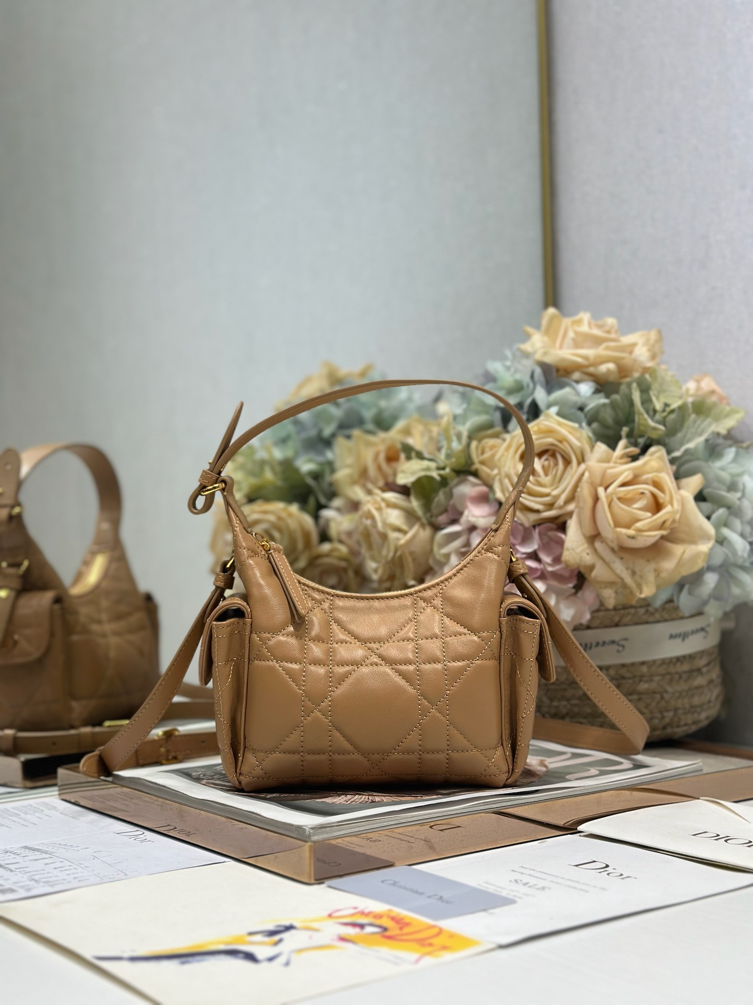 NO:394700,Mini D-Dream Handbag 'Brown Sheepskin' with chips This D-Dream Handbag is a new product in the 2025 autumn and winter ready-to-wear series, casual and modern without losing practical functions. It has a soft silhouette and is carefully crafted from brown sheepskin leather, decorated with oversized rattan plaid line to enhance the style. The spacious zipper compartment is paired with two side pockets with magnetic flap and decorated with gold-finished metal CD logo for easy storage of everyday items. Mini-size style, paired with an adjustable top handle and adjustable, removable leather shoulder straps, can be shoulder-mounted or cross-body, is an ideal companion for everyday life. The sides are decorated with CD logo Zip closure Adjustable top handle Adjustable, removable leather shoulder straps Side patch pockets with magnetic flap Model 4312 Size: 19 x 14 x 10 cm  (Length x height x width) can store 1 wallet, 1 card clip, sunglasses and lipstick, Dior, wallets, sheepskin19860909迷你号 D-Dream 手袋「棕色羊皮」带有芯片 这款 D-Dream 手袋是二零二五秋冬成衣系列新品,休闲现代而不失实用功能.廓形柔软,采用棕色羊皮革精心制作,饰以超大藤格纹缉面线提升格调.宽敞的拉链隔层,搭配两个带磁性翻盖的侧面口袋,并饰以金色饰面金属 CD 标志,便于收纳各种日常用品.迷你号款式,搭配可调节顶部手柄和可调节、可拆卸的皮革肩带,可肩背或斜挎,是日常的理想良伴. 两侧饰以 CD 标志 拉链开合 可调节顶部手柄 可调节、可拆卸的皮革肩带 侧面贴袋搭配磁性翻盖 型号4312 尺寸: 19 x 14 x 10 厘米 (长x 高x 宽) 可收纳1个钱包、1个卡夹、太阳眼镜和唇膏,迪奥,dior,wallets,sheepskin,Bag